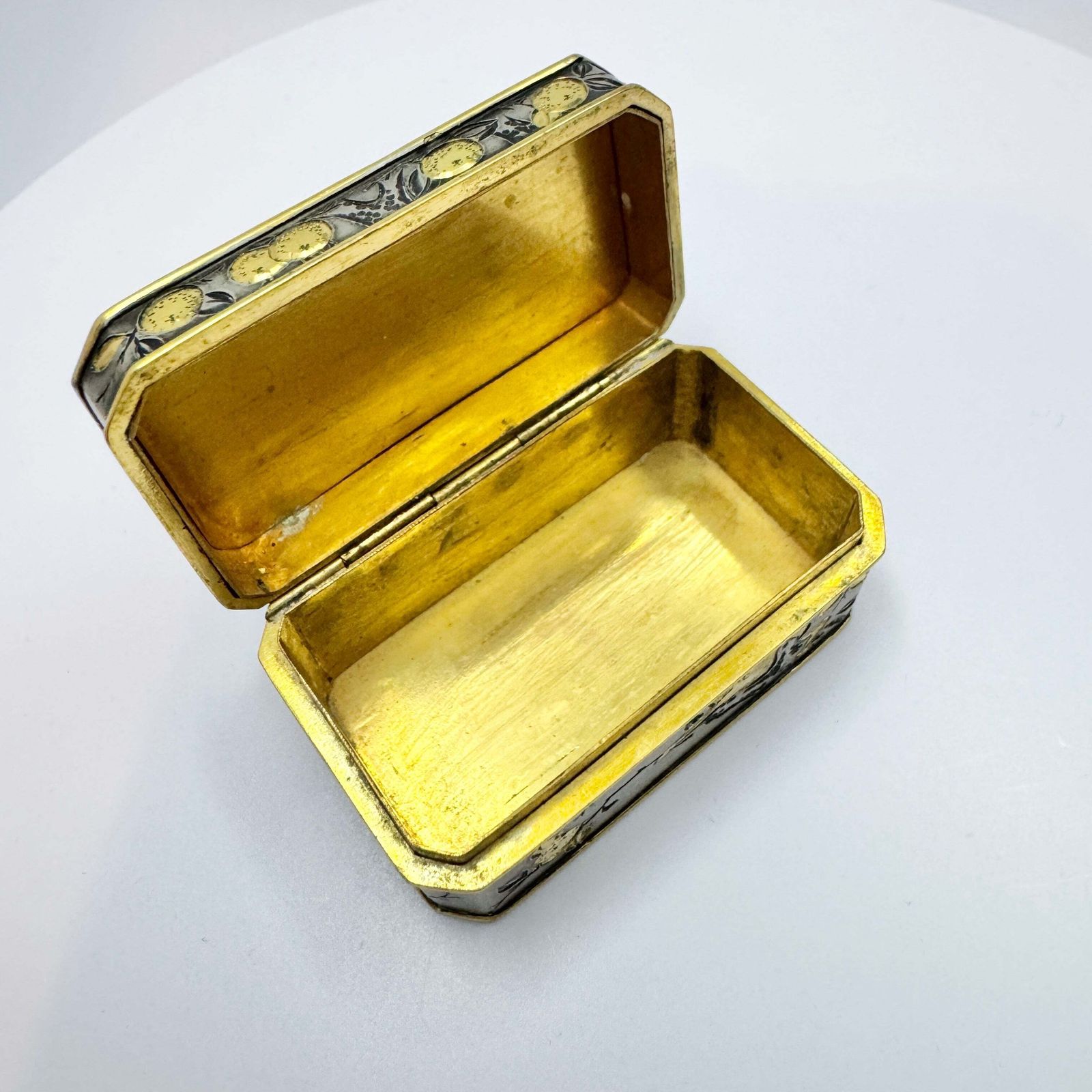 photo furniture Japan Meiji Era Early 1900s. Antique Mixed Metal Pill Trinket Box. Signed.