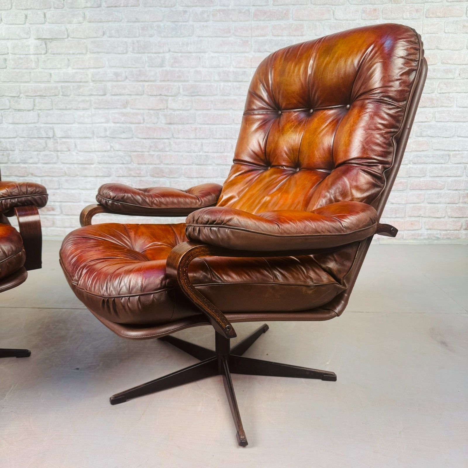 photo vinterior Pair Of Vintage Danish Tan Leather Swivel Chairs  Stylish