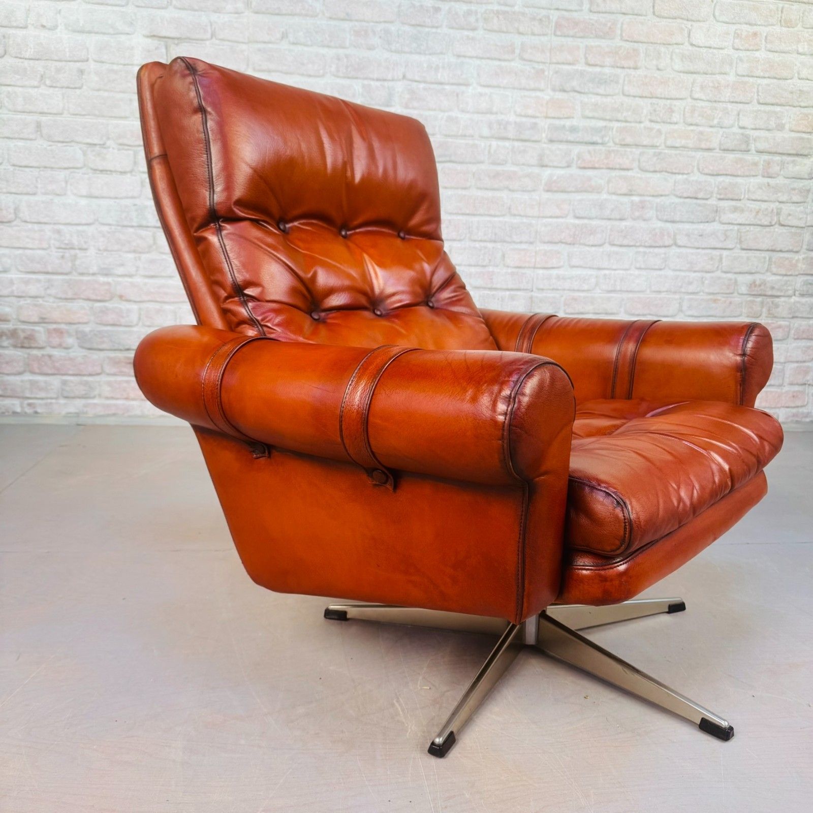 Mid Century Danish Leather Swivel Armchair – Hand Dyed Cognac Colour photo vinterior
