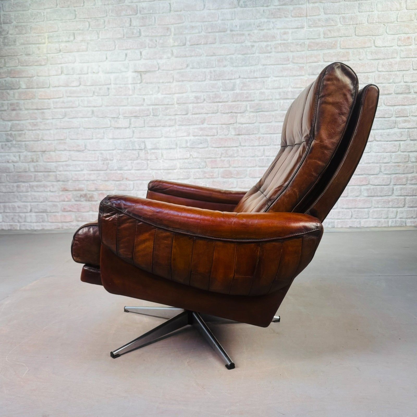 Mid Century Danish Leather Swivel Armchair – Hand Dyed Tan Colour photo vinterior