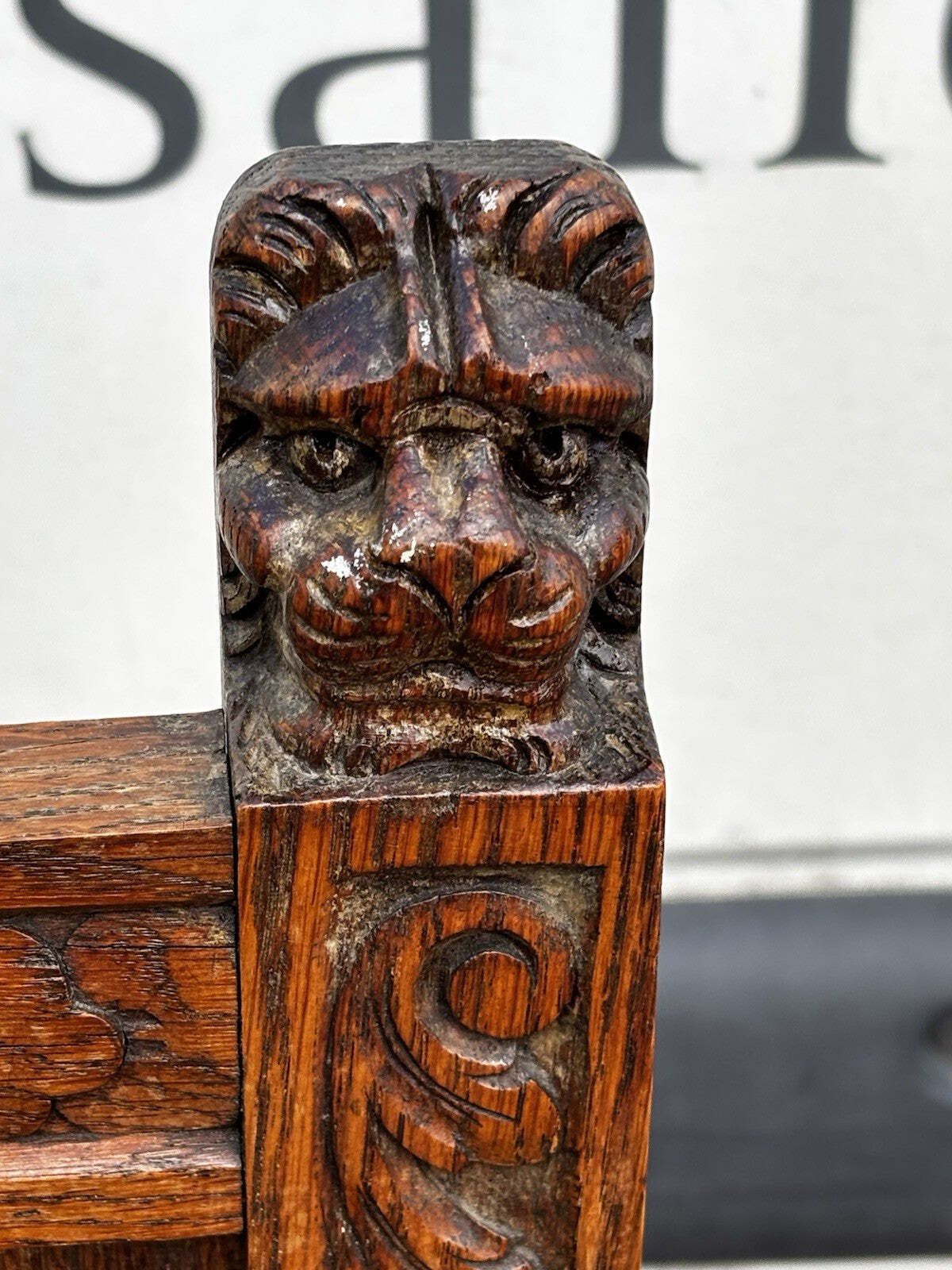 Edwardian Oak Chair, With Finely Carved Lion Heads Decoration photo vintage