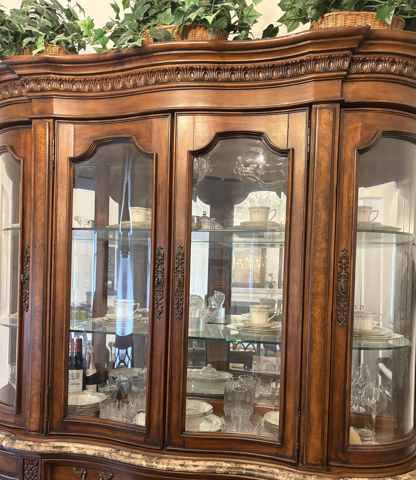 Stanley USA Display Cabinet Top – Curved Glass, Traditional Style