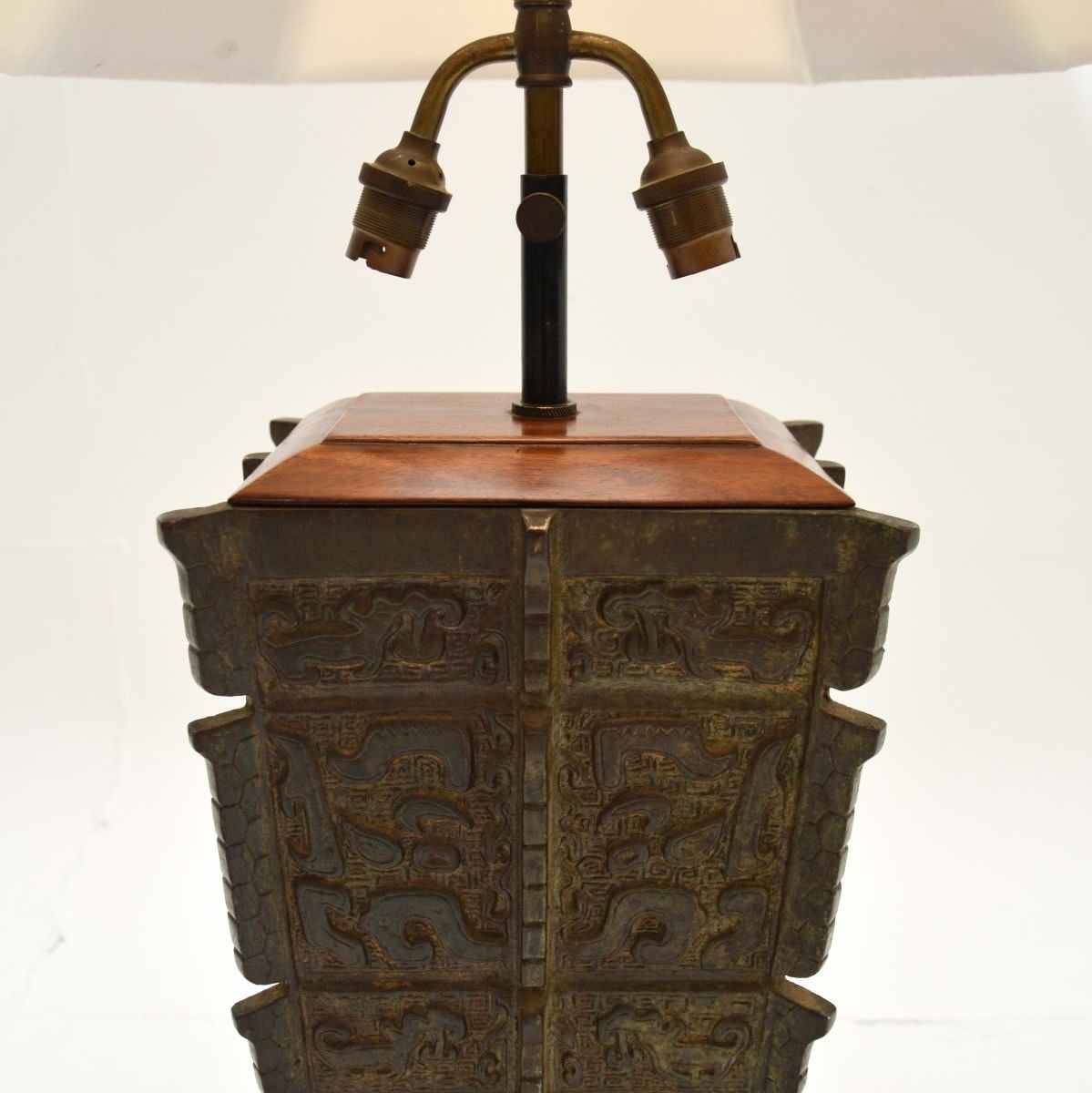 photo furniture Large Antique Oriental Bronze Table Lamp