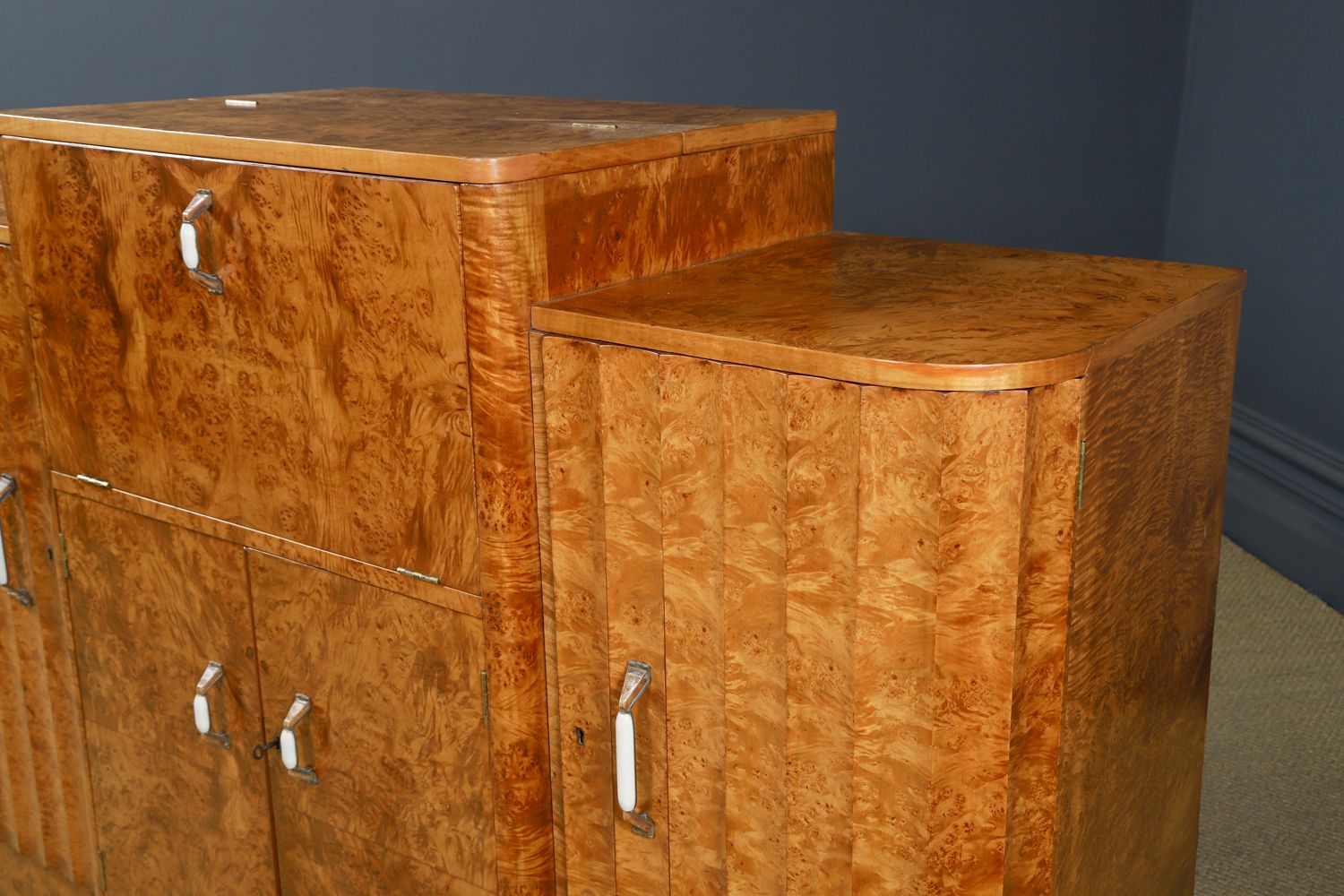 photo vinterior English Art Deco Satinwood & Electric Cocktail Cabinet By Harry & Lou Epstein (Circa 1930)