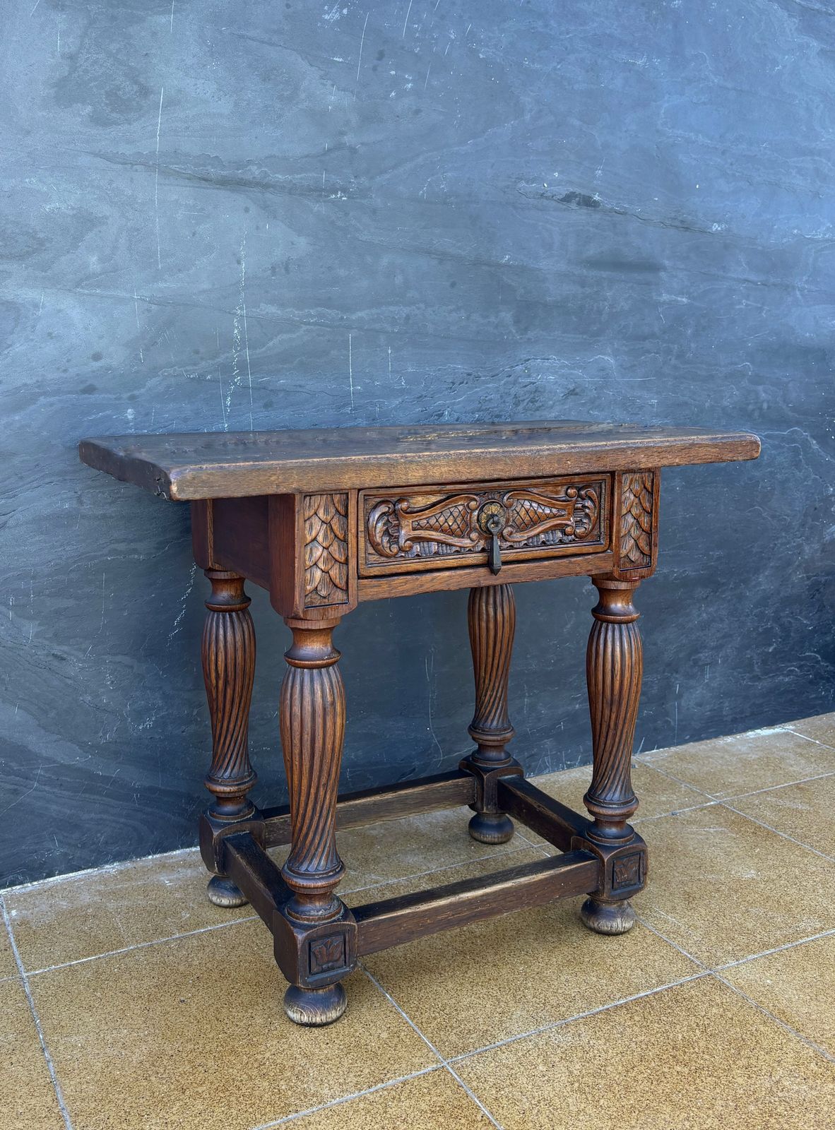 Spaanse Renaissance Revival eiken bijzettafel met lade, begin 20e eeuw photo buy