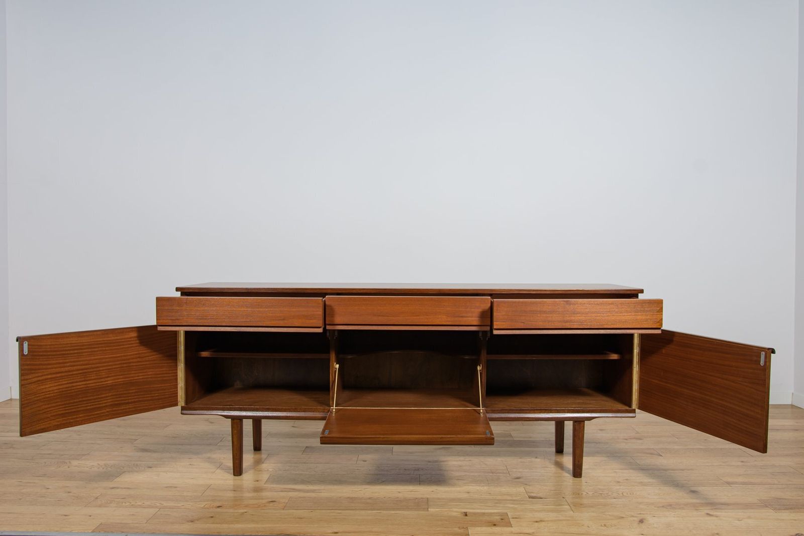 photo vintage Mid Century Modern English Teak Sideboard From Stonehill, 1960s