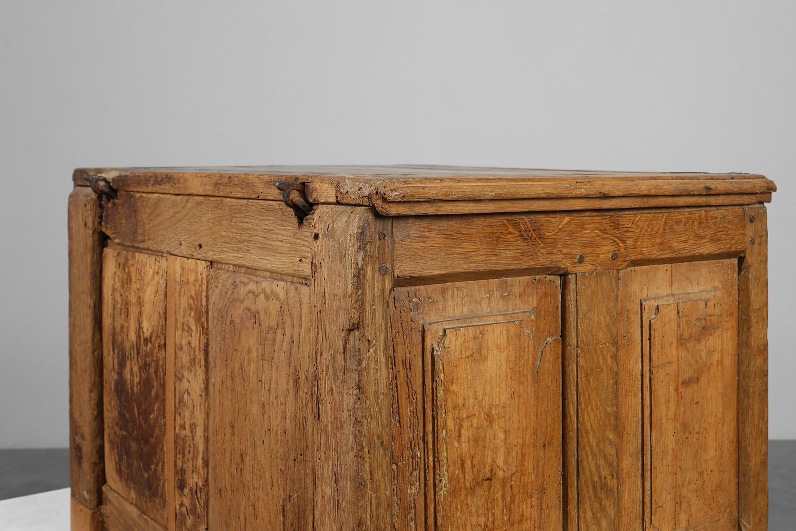 photo vinterior Rustic Oak Paneled Trunk Or Chest, France, 18th Century