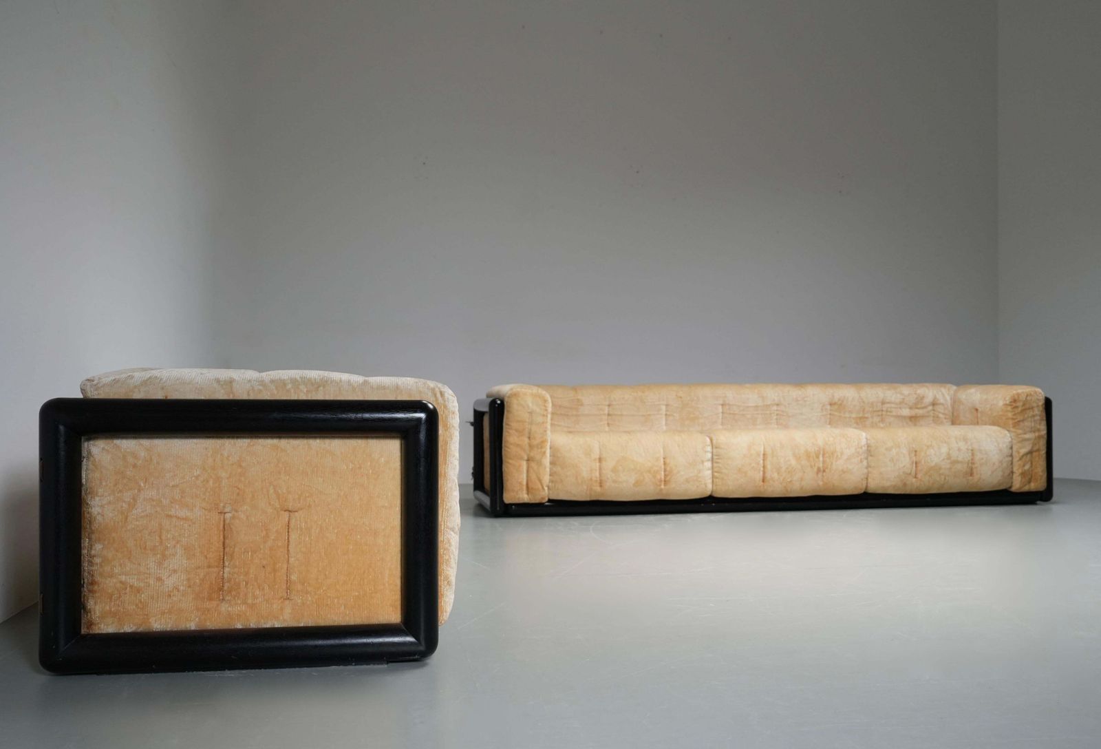 photo furniture Carlo Scarpa 'Cornaro' Love Seat In Iroko Hout Voor Simon, Italië, Jaren 1970