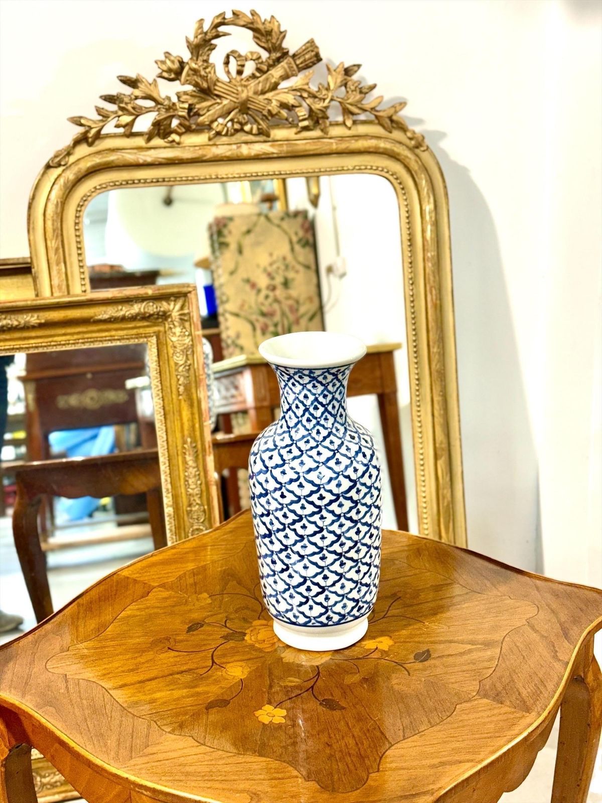 photo vinterior Mid 20th Century Blue And White Porcelain Vase, Floral Lattice Design