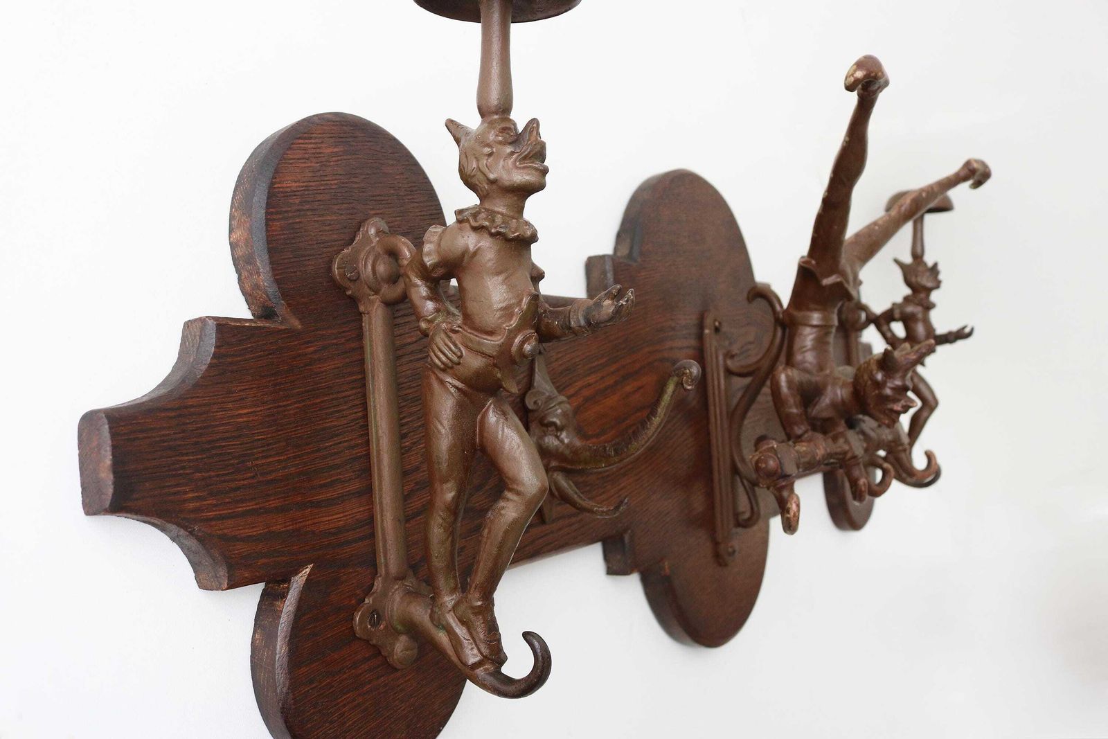 Unieke Victoriaanse Eiken Wandkapstok Met Gietijzeren Nar  En Olifanthaken – Antiek Figuratief Halrek – Decoratieve Entreeopberging photo 2700.0