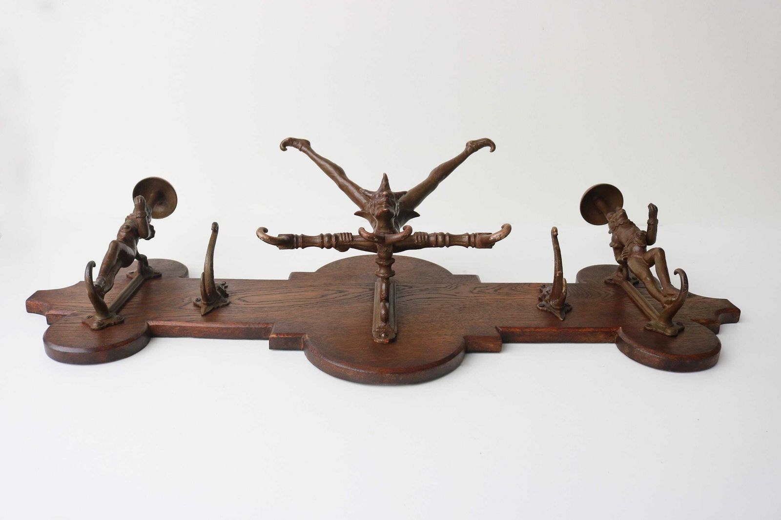 photo vintage Unieke Victoriaanse Eiken Wandkapstok Met Gietijzeren Nar  En Olifanthaken – Antiek Figuratief Halrek – Decoratieve Entreeopberging