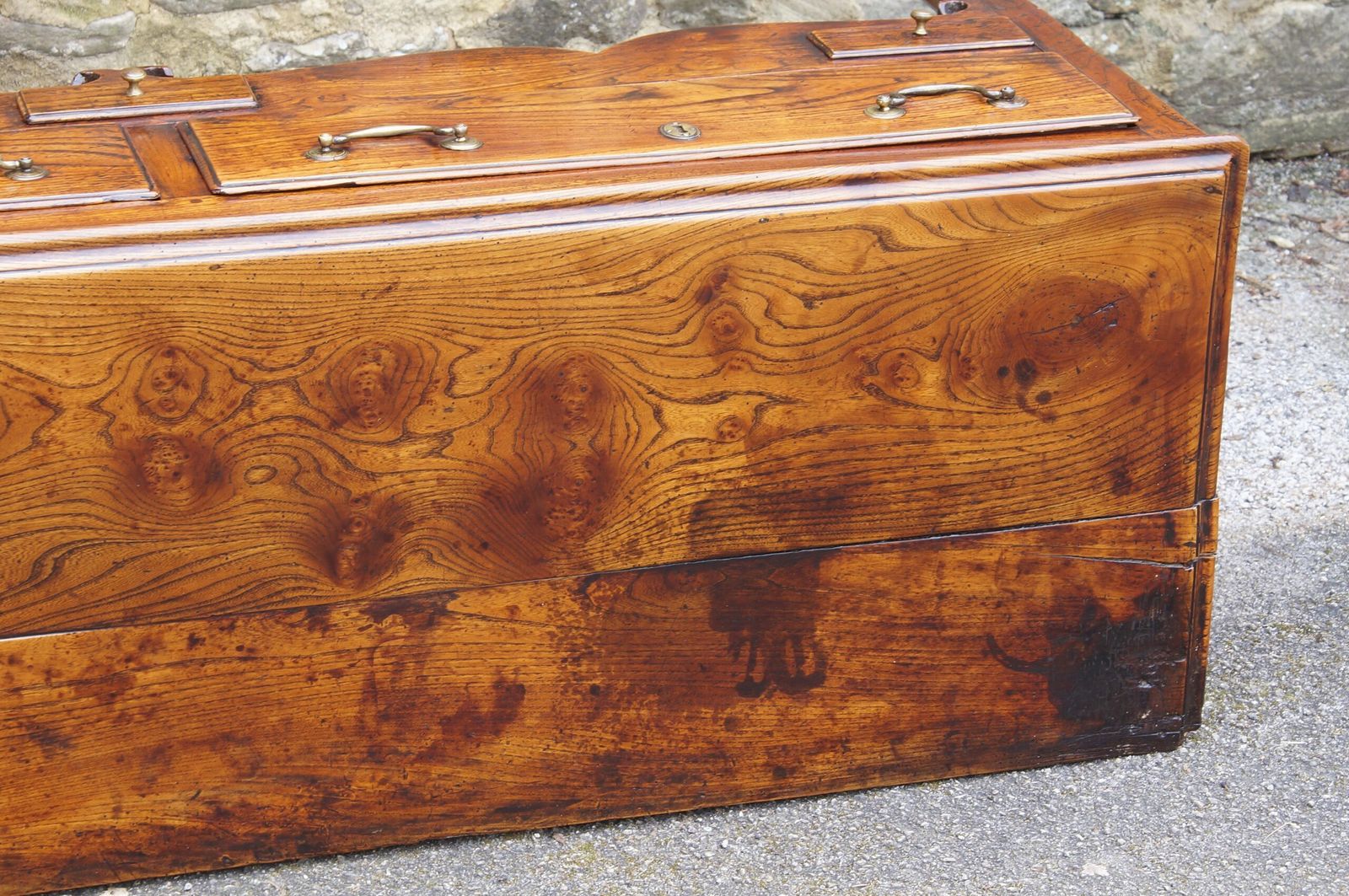 photo vinterior An Exceptional Elm 18th Century Dresser.