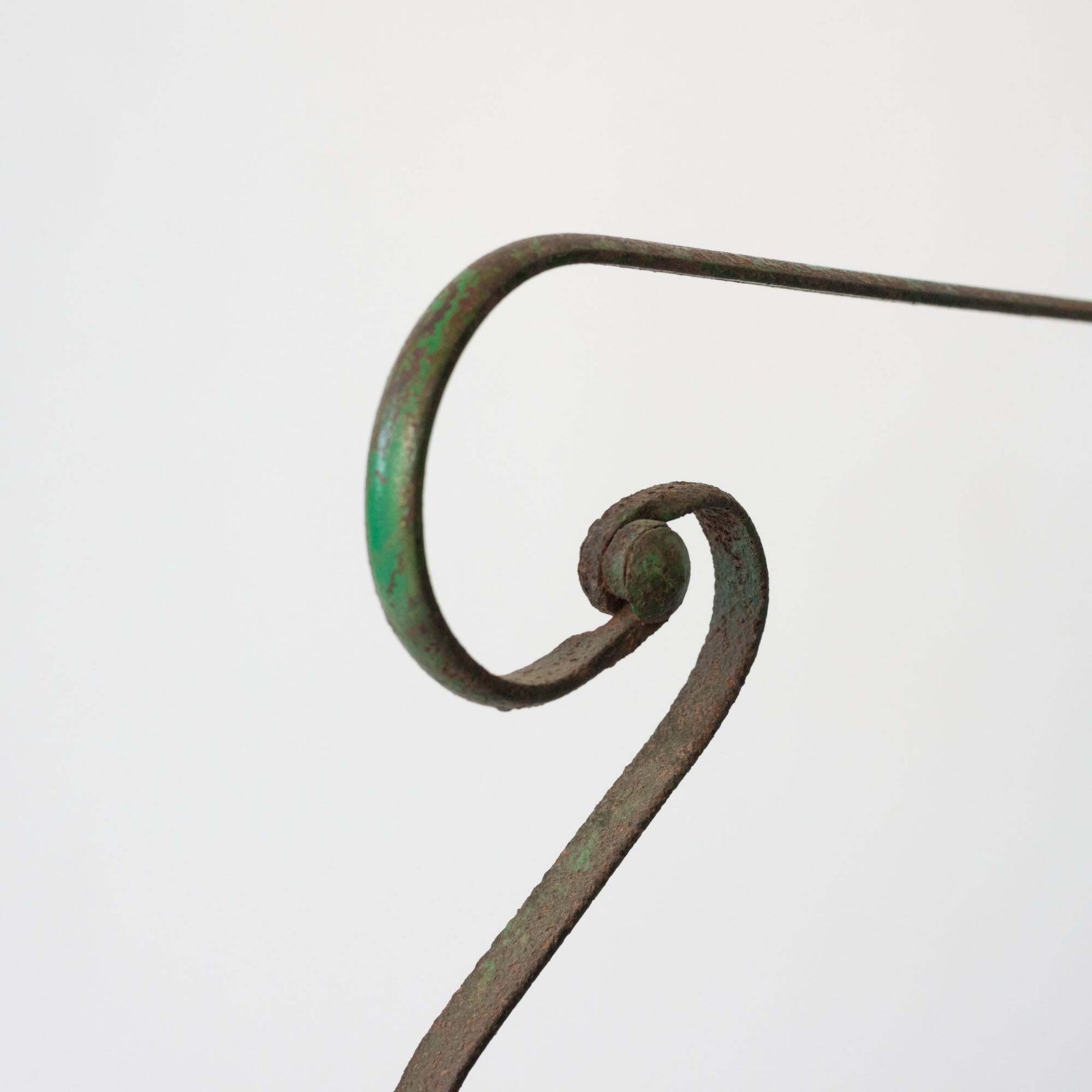 Paar antieke smeedijzeren tuinstoelen, Frans of Spaans. photo furniture
