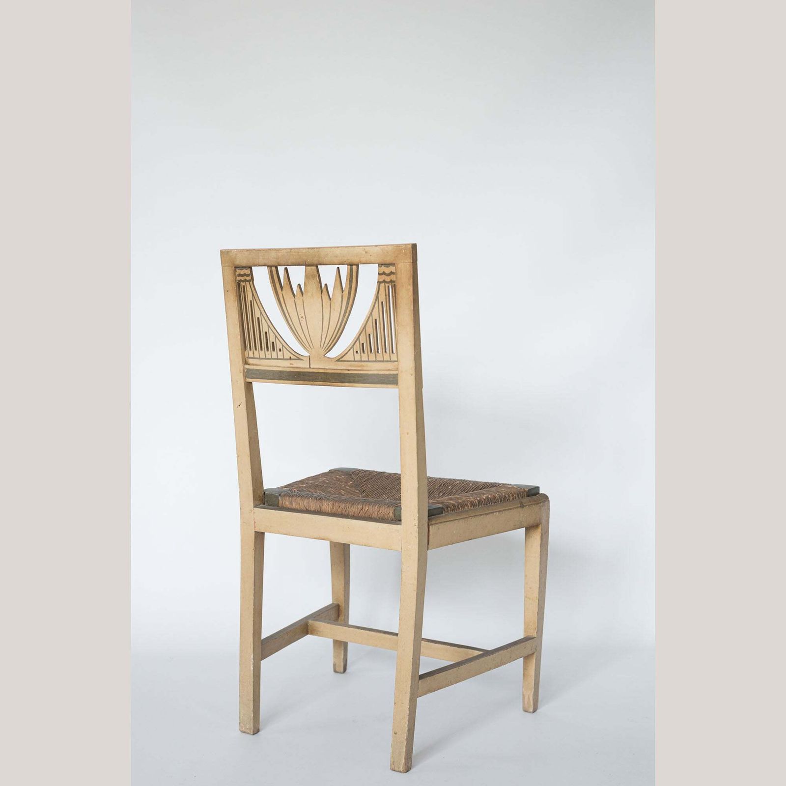 Set Van Vier Neoklassieke Geschilderde Eetkamerstoelen. photo vinterior