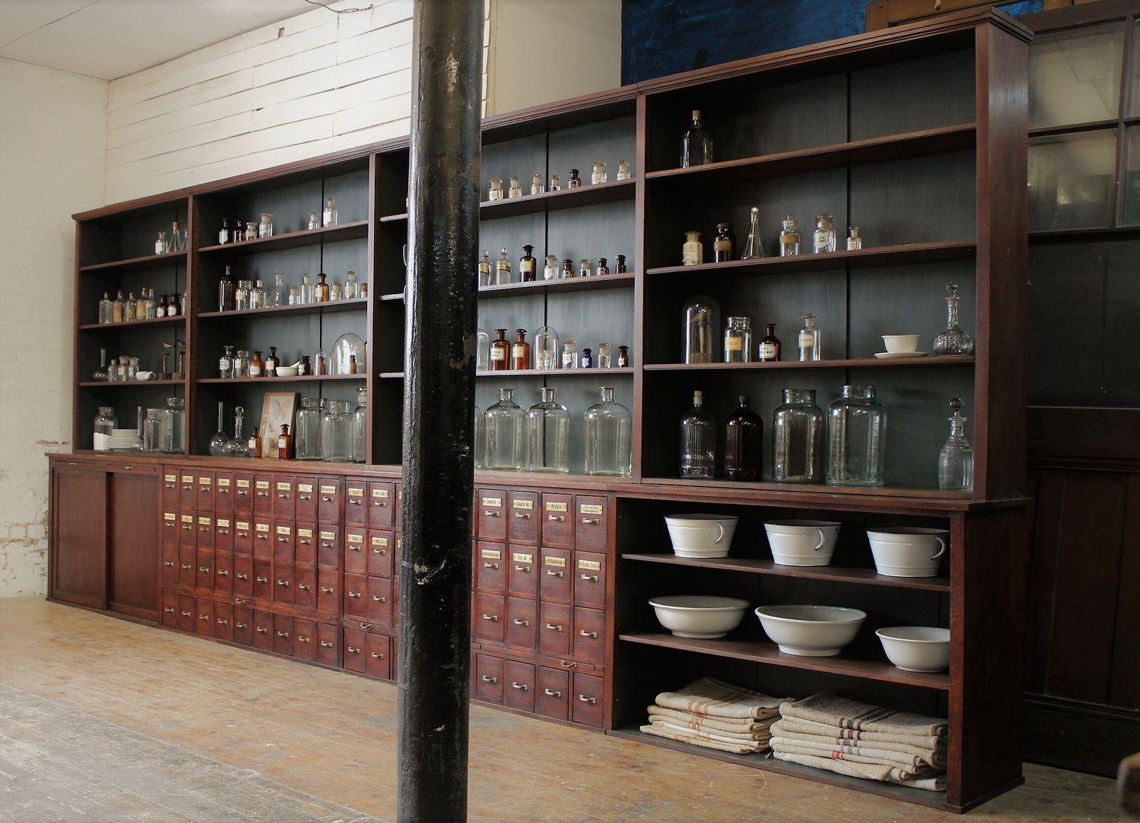 Large Old German Apothecary/Chemists/Pharmacy Shop Display Bar Restaurant 1920s photo 18500.0