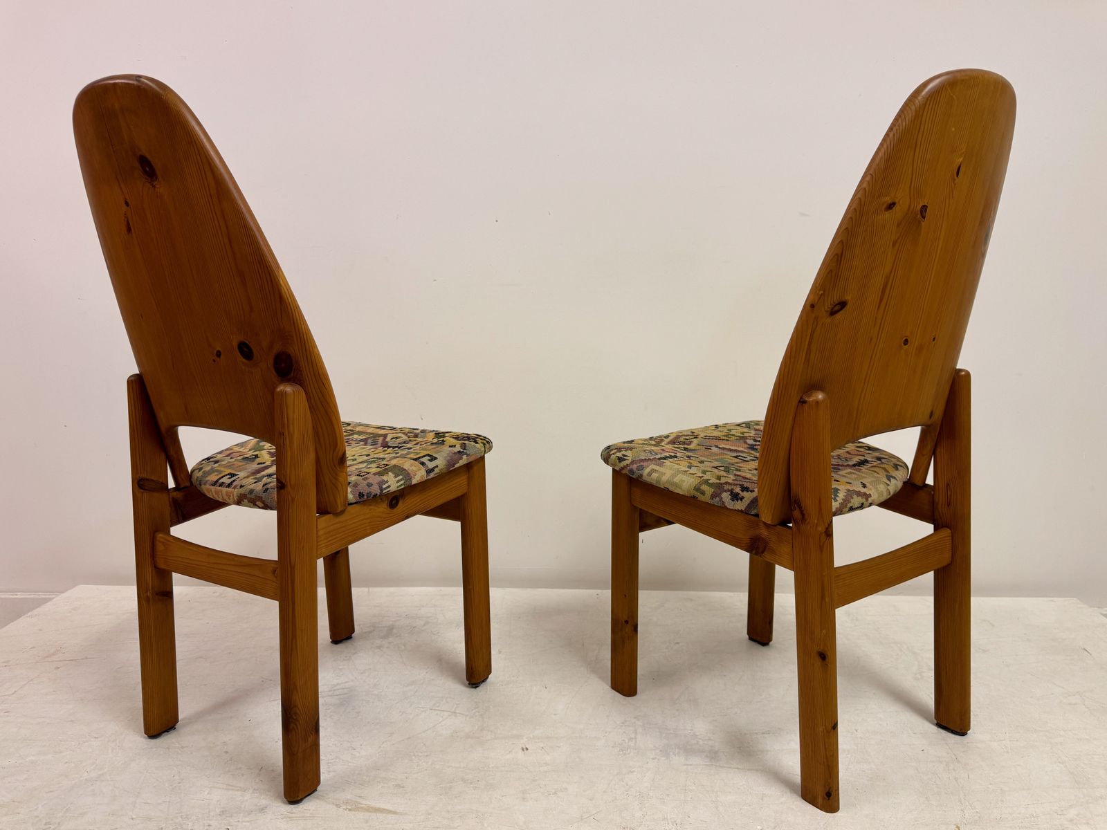 photo vinterior Set Of Six Danish High Back Pine Dining Chairs By Niels Koefod For Glostrup