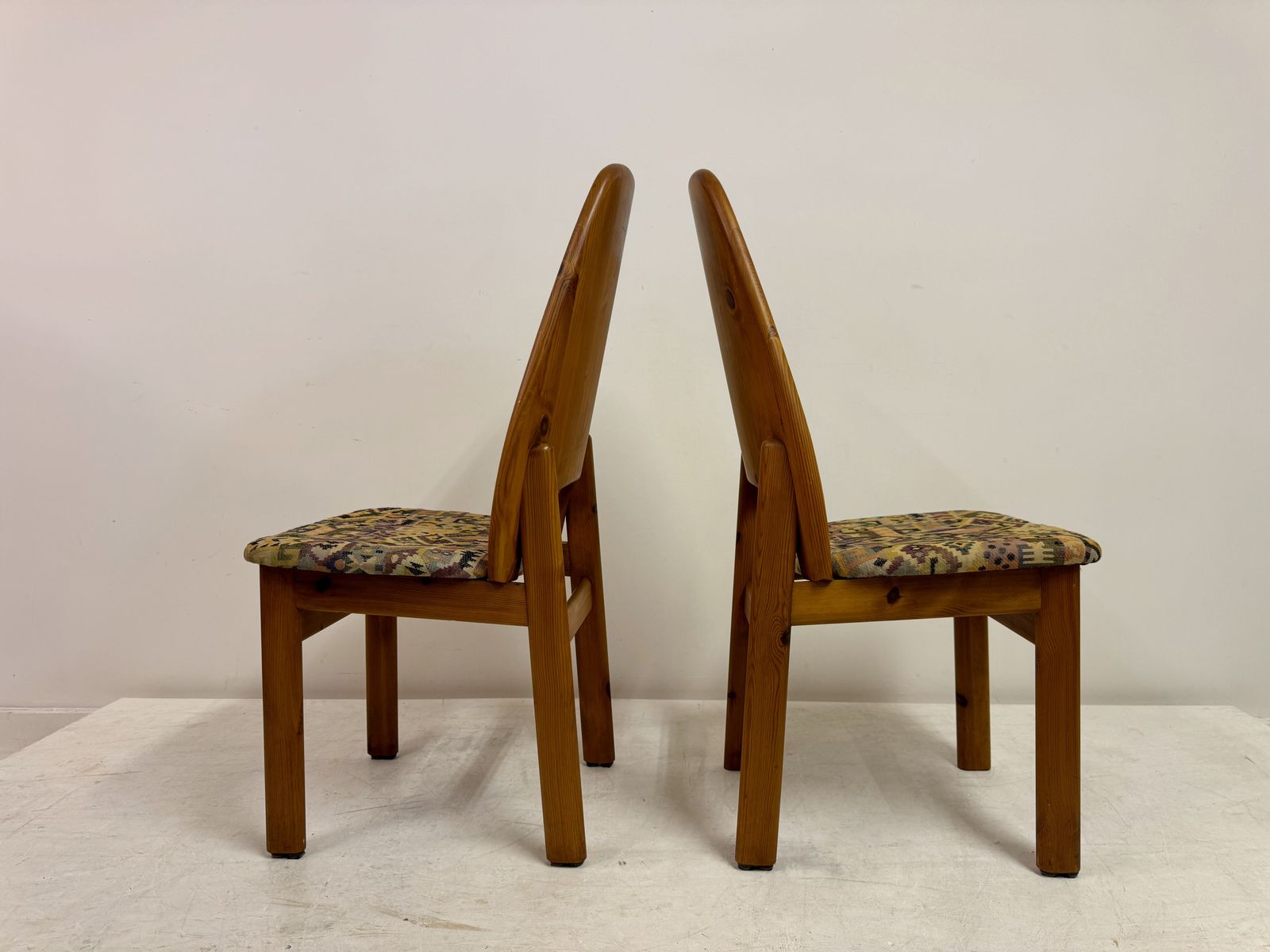 photo vintage Set Of Six Danish High Back Pine Dining Chairs By Niels Koefod For Glostrup