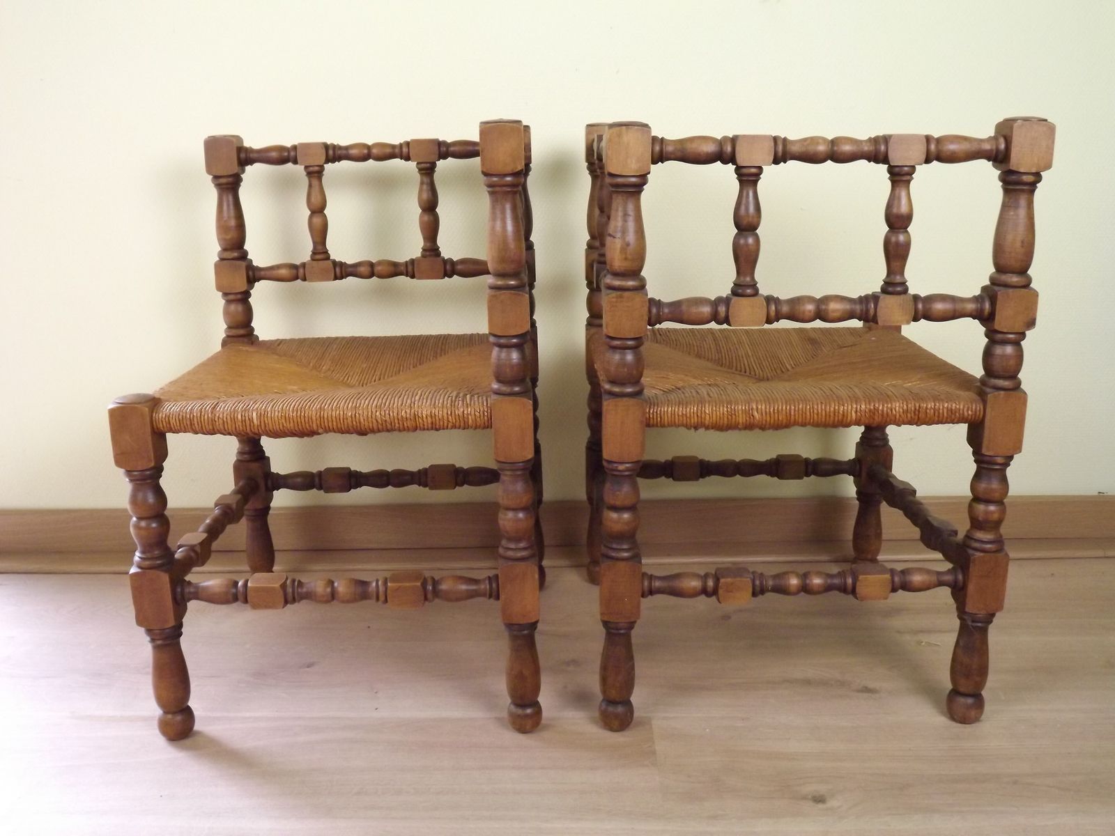 Paire de chaises d'époque françaises à pieds tournés en bois et sièges en jonc photo for sale