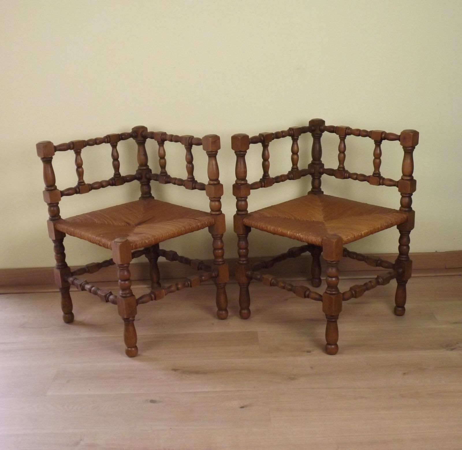 Paire de chaises d'époque françaises à pieds tournés en bois et sièges en jonc
