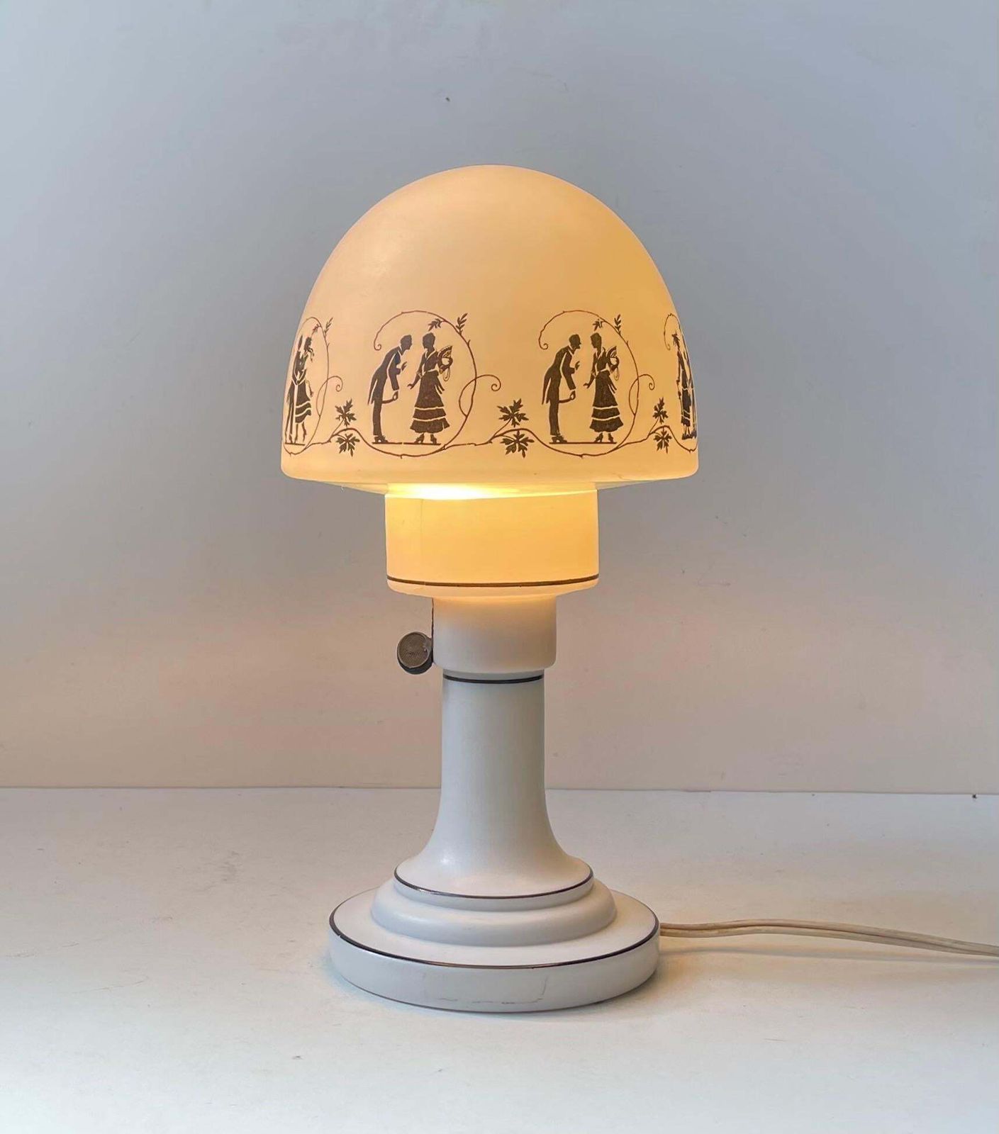 Parisian Art Deco Milk Glass Table Lamp W. Romantic Silhuets, 1920s photo 670.0