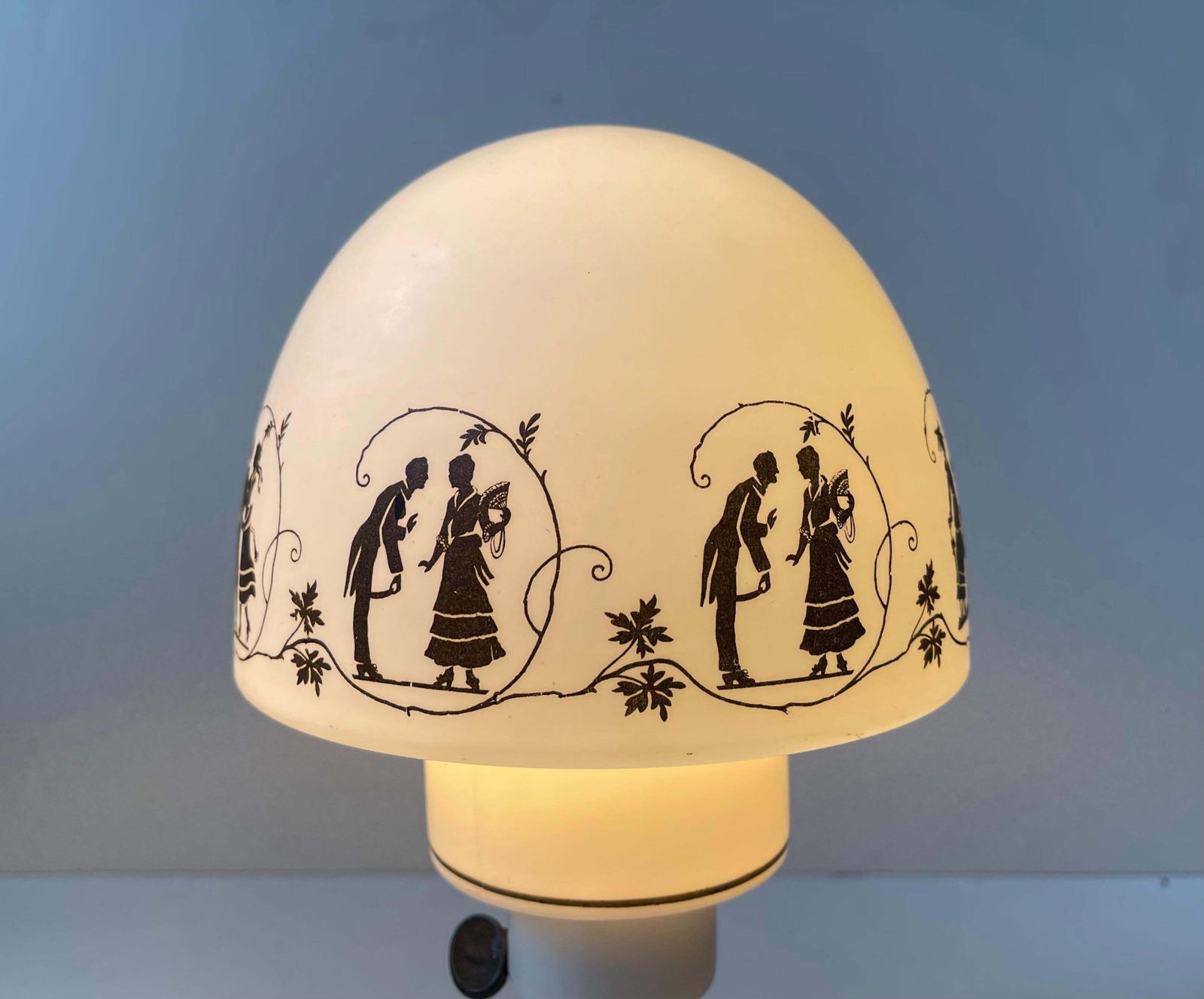 Parisian Art Deco Milk Glass Table Lamp W. Romantic Silhuets, 1920s photo vinterior