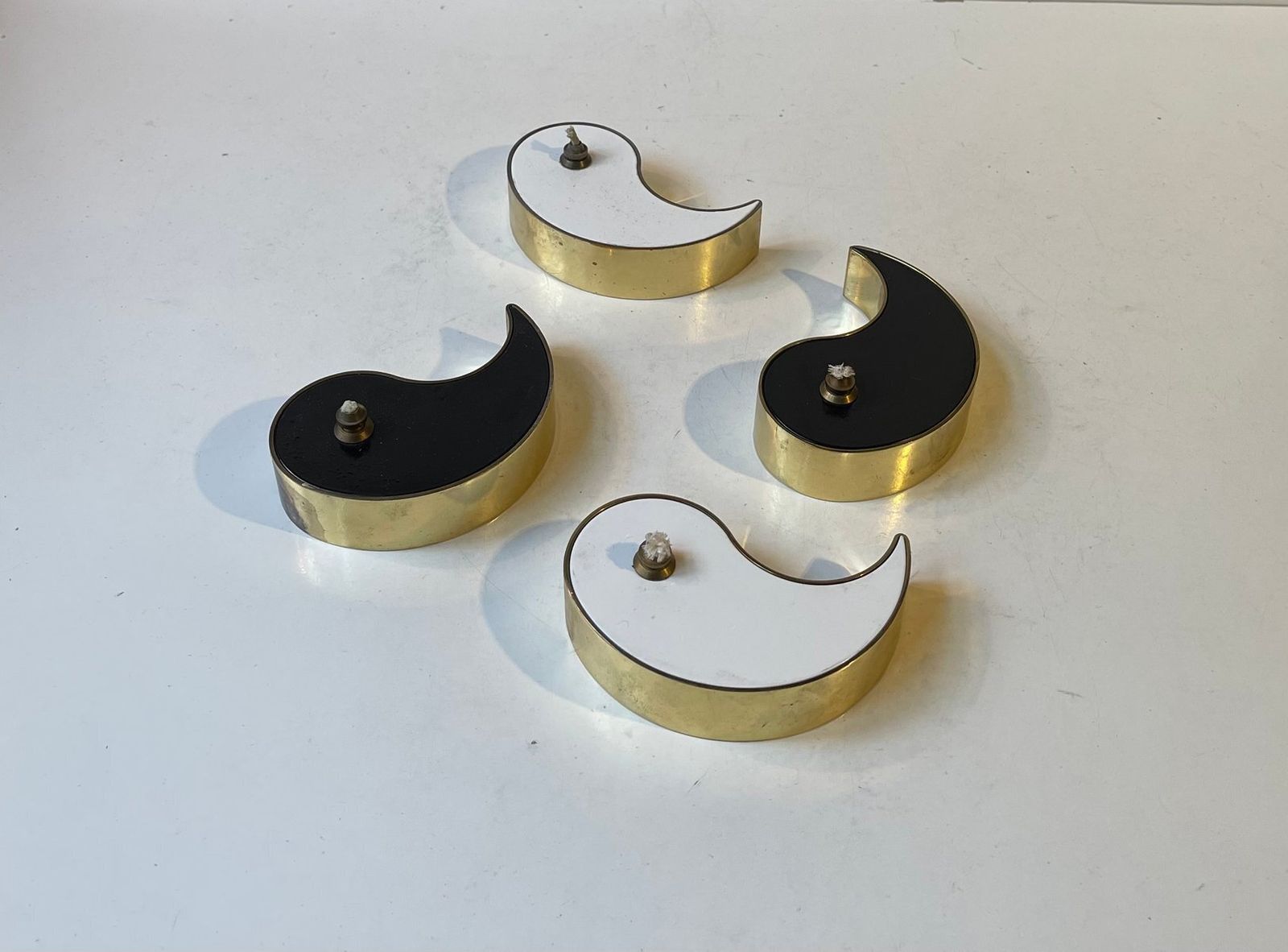 Mid Century Brass & Enamel Ying Yang Oil Lamps From G.V. Harnisch Eftf, 1960s, Set Of 2 photo Lighting