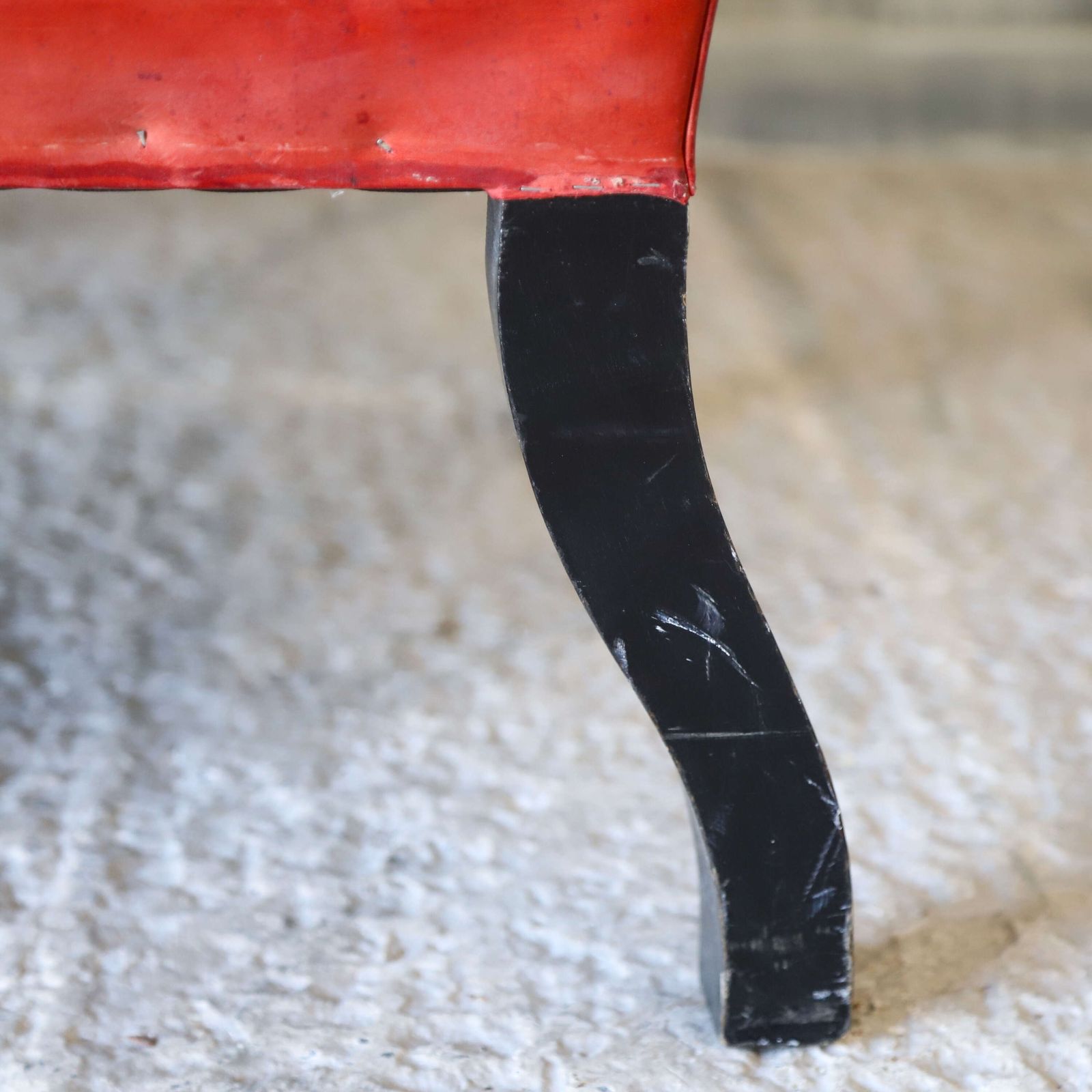 photo vintage Mid 20th Century Red Leather Armchair On Ebonised Legs – Vintage Character & Comfort