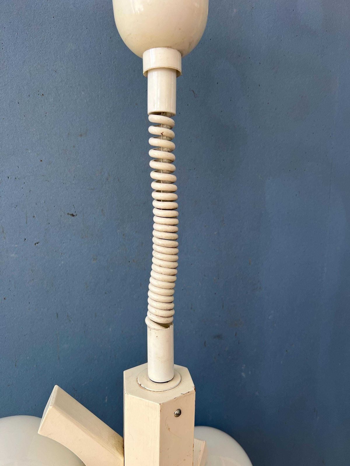 photo buy Mid Century Hanglamp Met Wit Skelettontwerp En Opaline Glazen Kappen