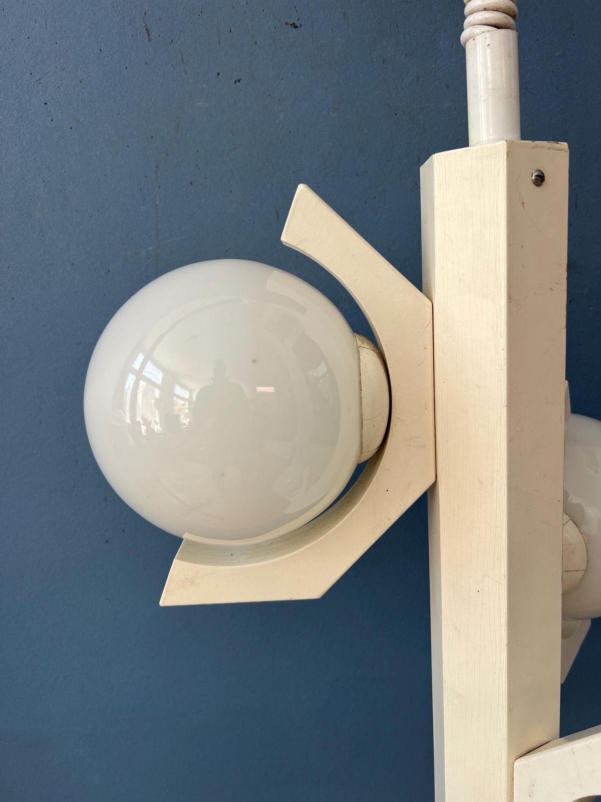 photo vintage Mid Century Hanglamp Met Wit Skelettontwerp En Opaline Glazen Kappen