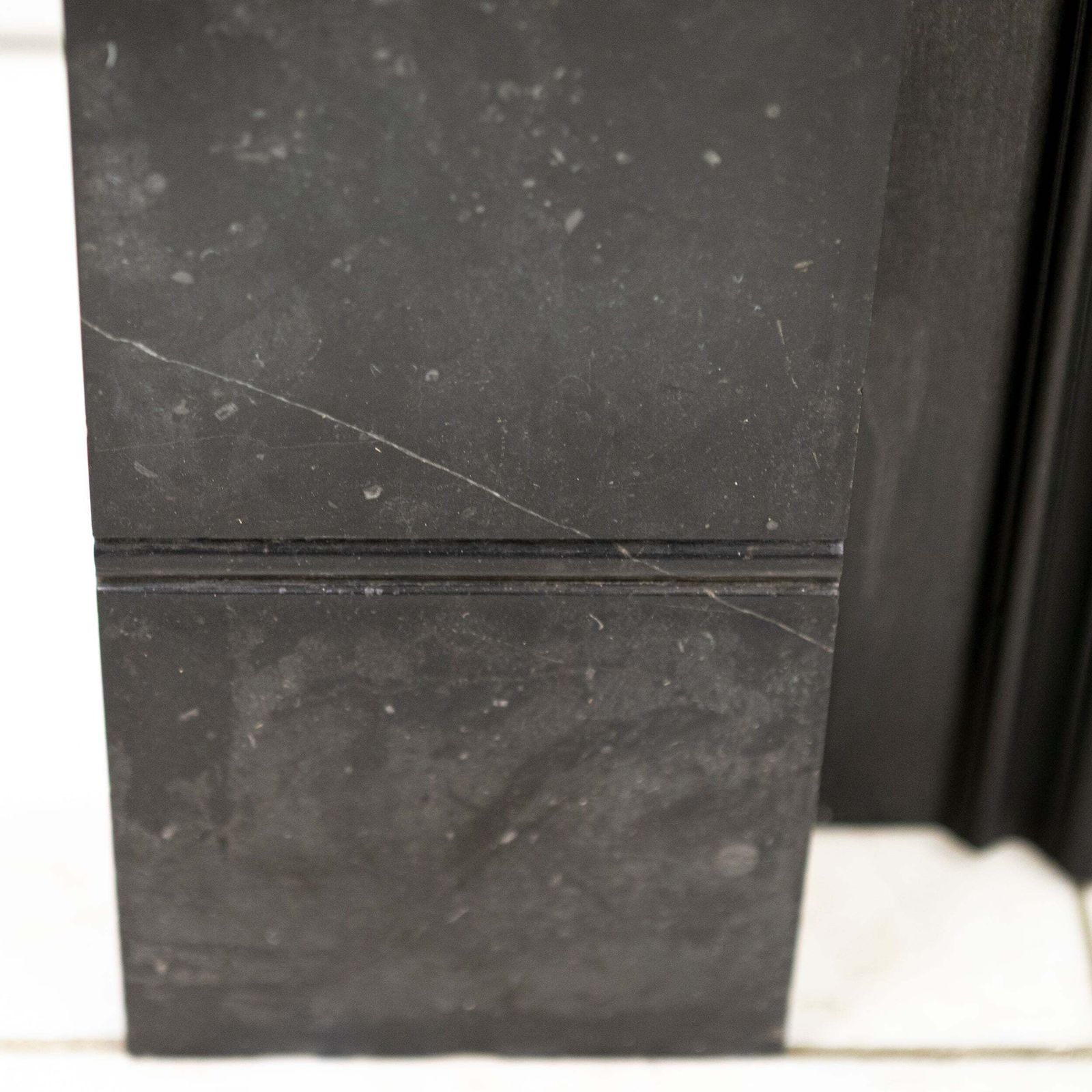 photo vinterior Antique Georgian Belgian Black Marble Fire Surround & Insert