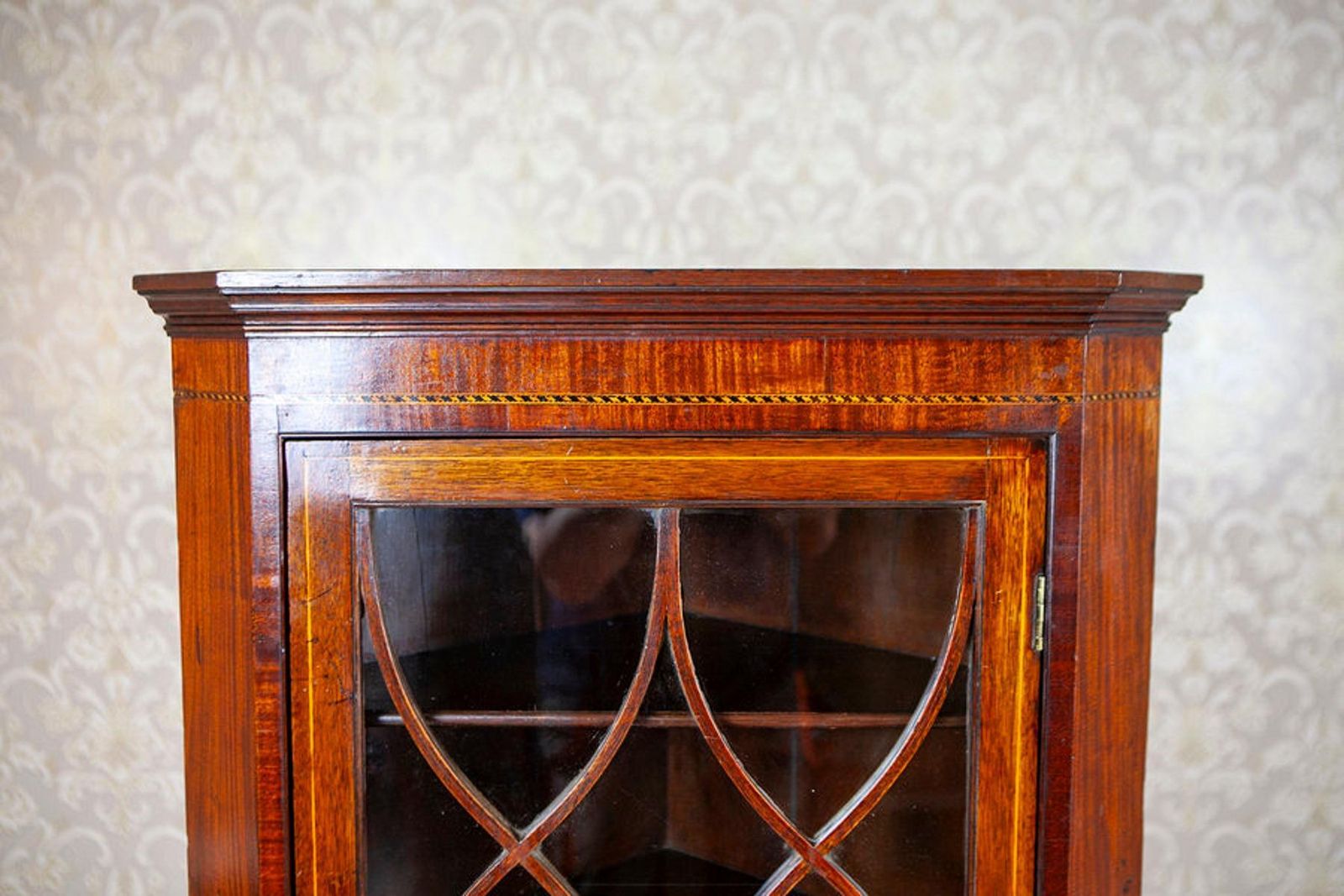 Late 19th Century English Corner Display Cabinet In Brown photo vinterior