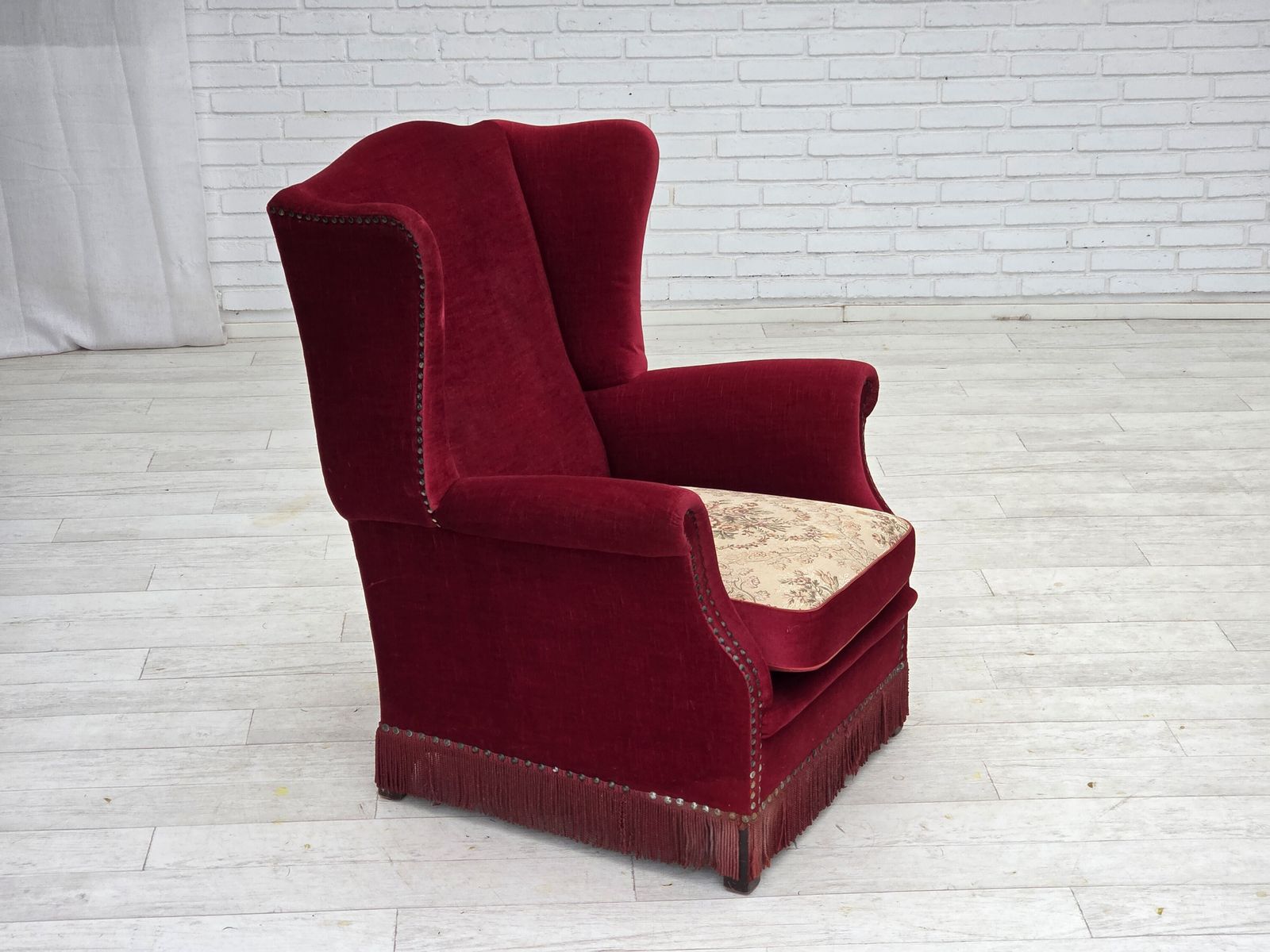 Jaren 1970, Deense Fauteuil Met Hoge Rugleuning, Rood Meubelvelours, Essenhout. photo Meubels