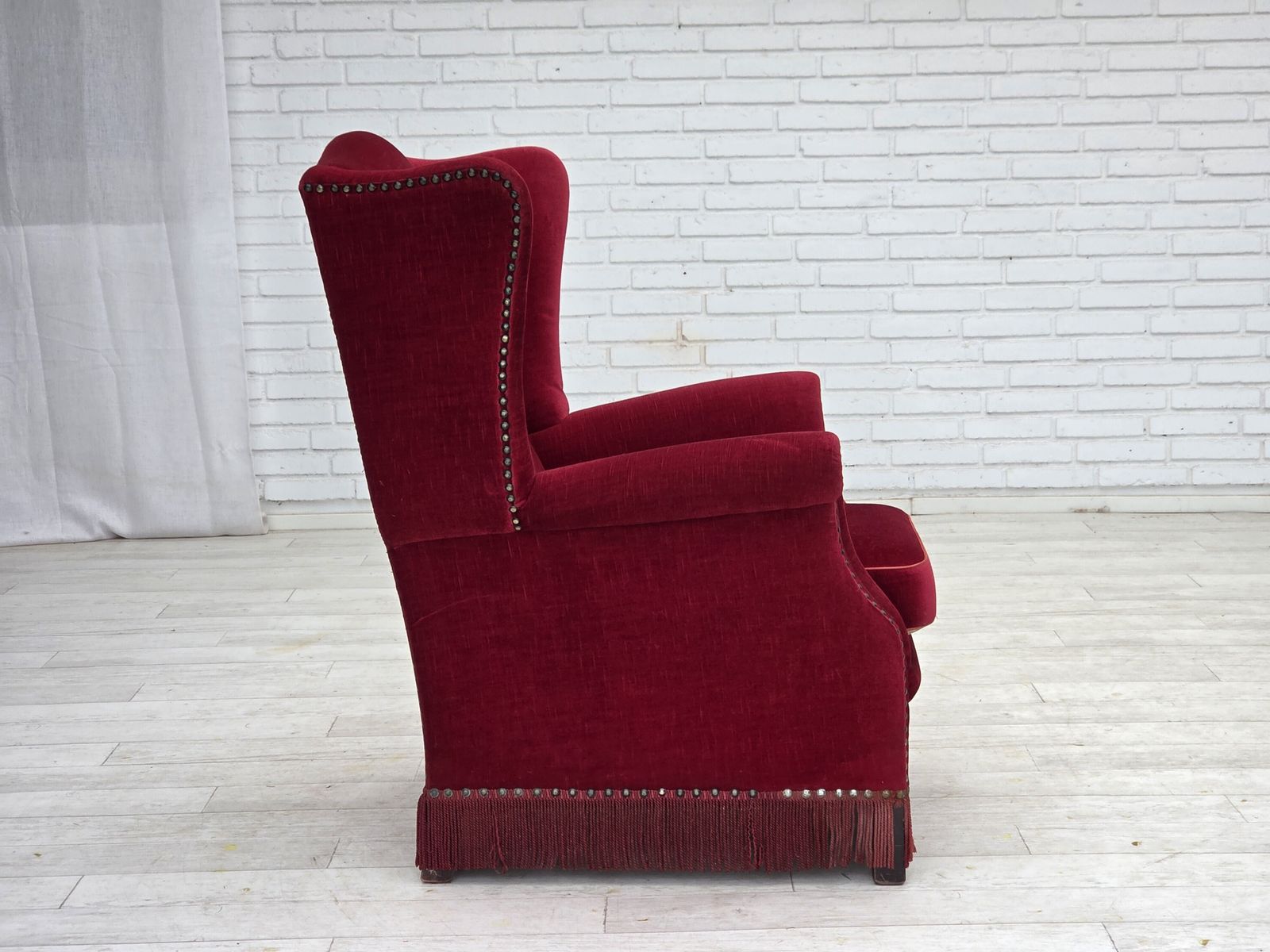Meubels Jaren 1970, Deense Fauteuil Met Hoge Rugleuning, Rood Meubelvelours, Essenhout. photo