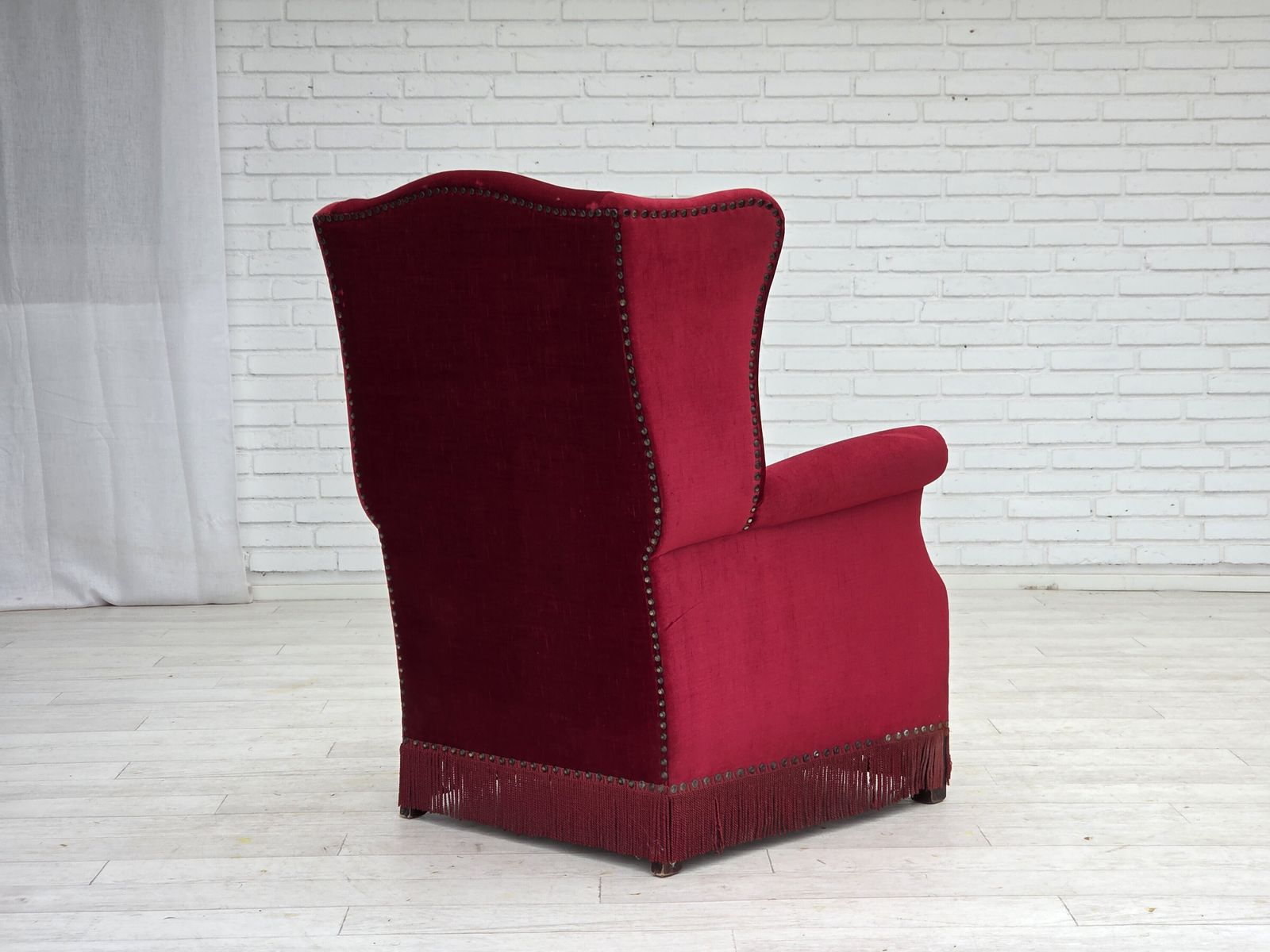 photo vinterior Jaren 1970, Deense Fauteuil Met Hoge Rugleuning, Rood Meubelvelours, Essenhout.