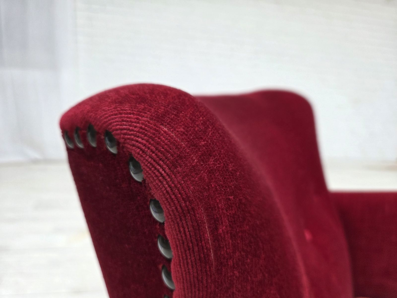 Jaren 1970, Deense Fauteuil, Rood Meubelvelours, Essenhout. photo vinterior