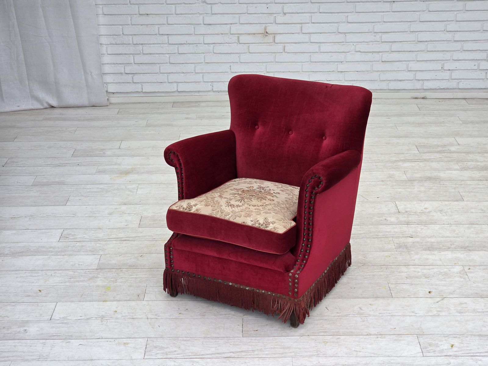 photo vintage Jaren 1970, Deense Fauteuil, Rood Meubelvelours, Essenhout.