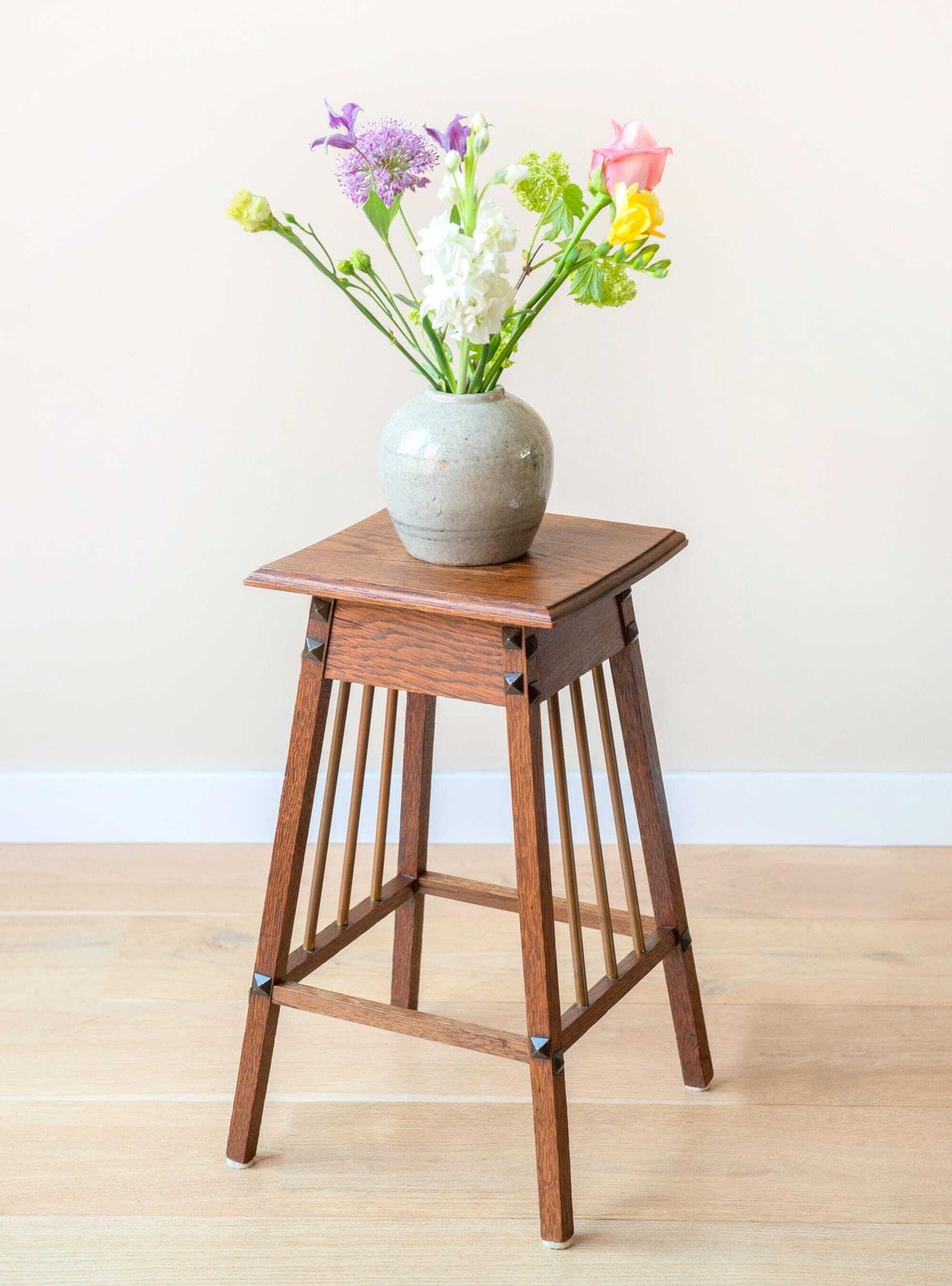 Nederlandse Art Deco Eiken Bijzettafel – Amsterdam School Tafel Met Messing Spijlen photo furniture