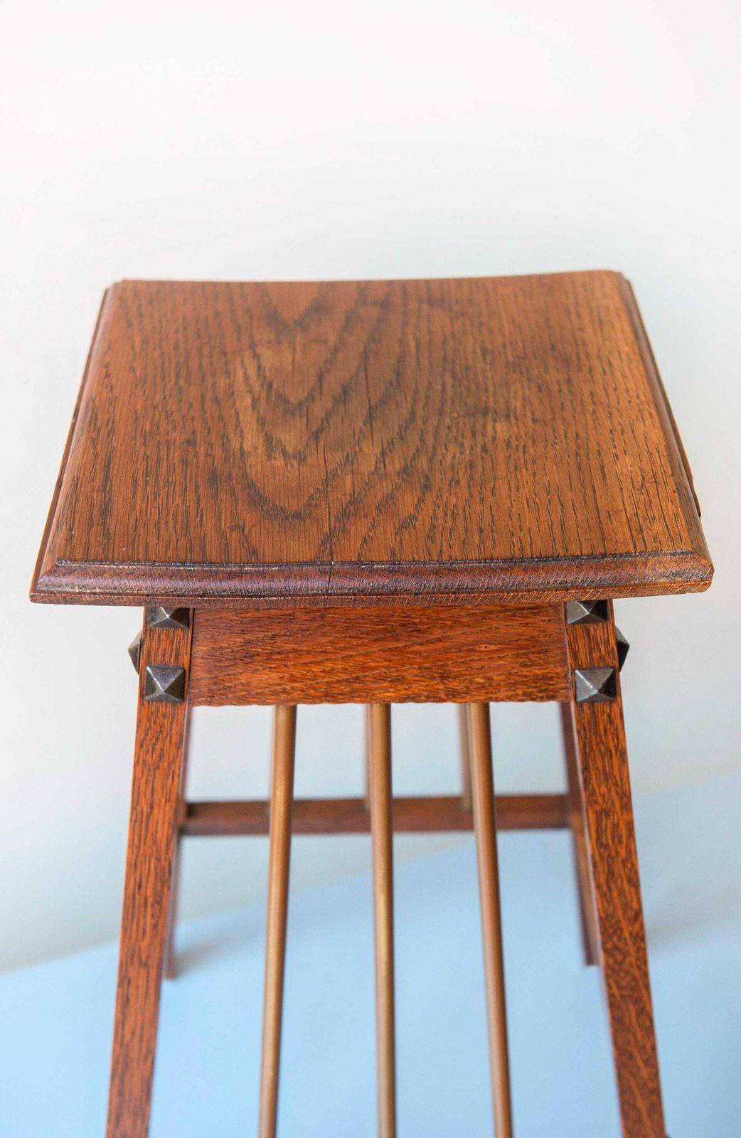 Nederlandse Art Deco Eiken Bijzettafel – Amsterdam School Tafel Met Messing Spijlen photo buy
