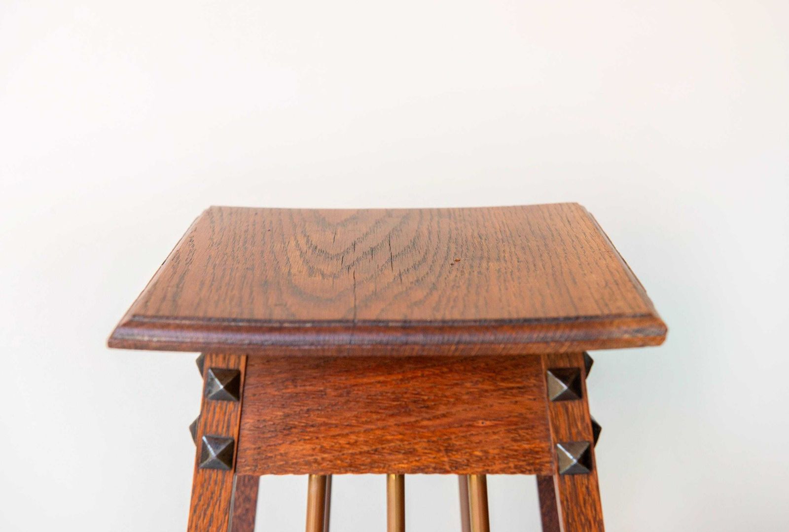 Nederlandse Art Deco Eiken Bijzettafel – Amsterdam School Tafel Met Messing Spijlen photo vintage