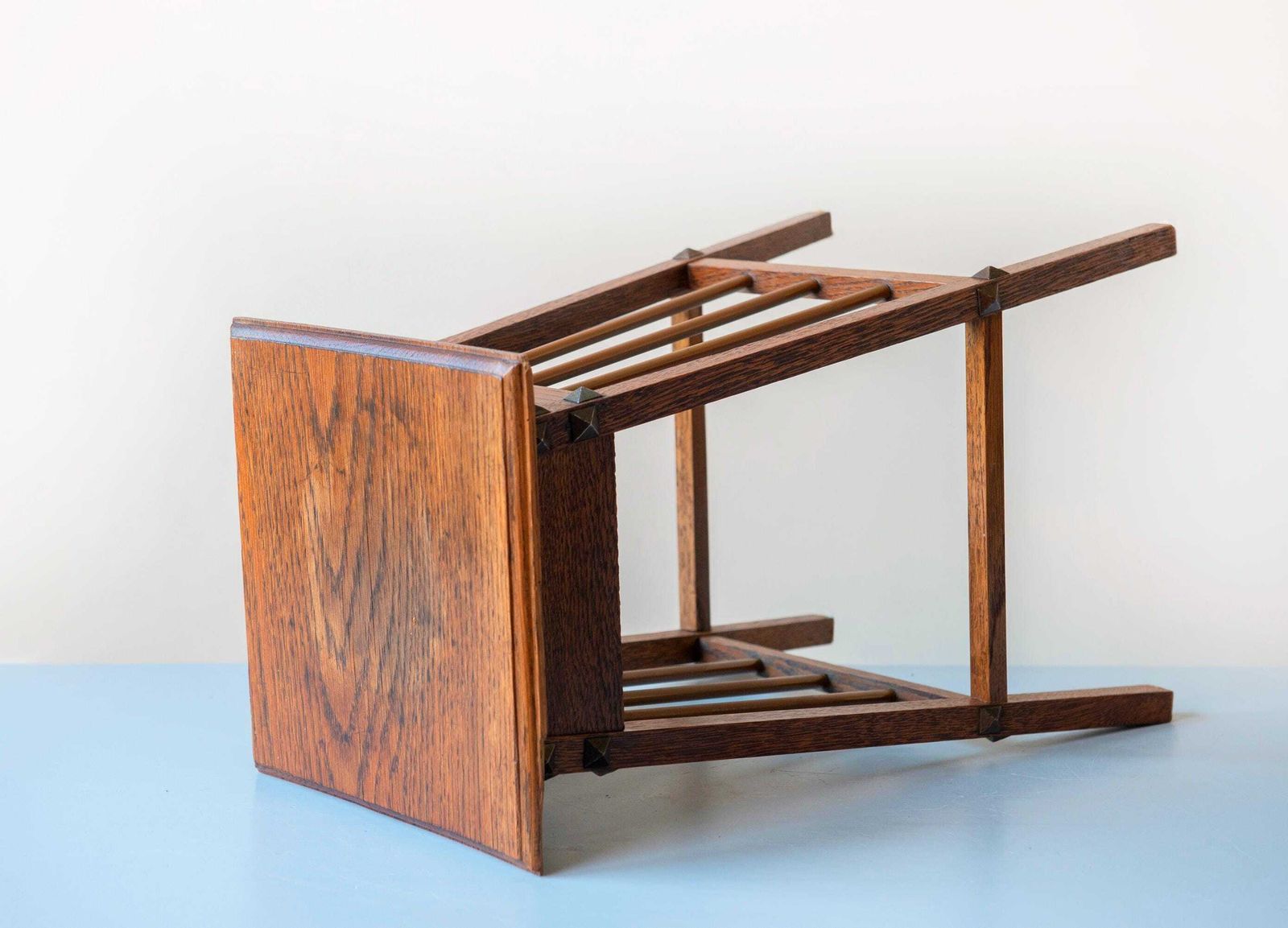 302.0 Nederlandse Art Deco Eiken Bijzettafel – Amsterdam School Tafel Met Messing Spijlen photo