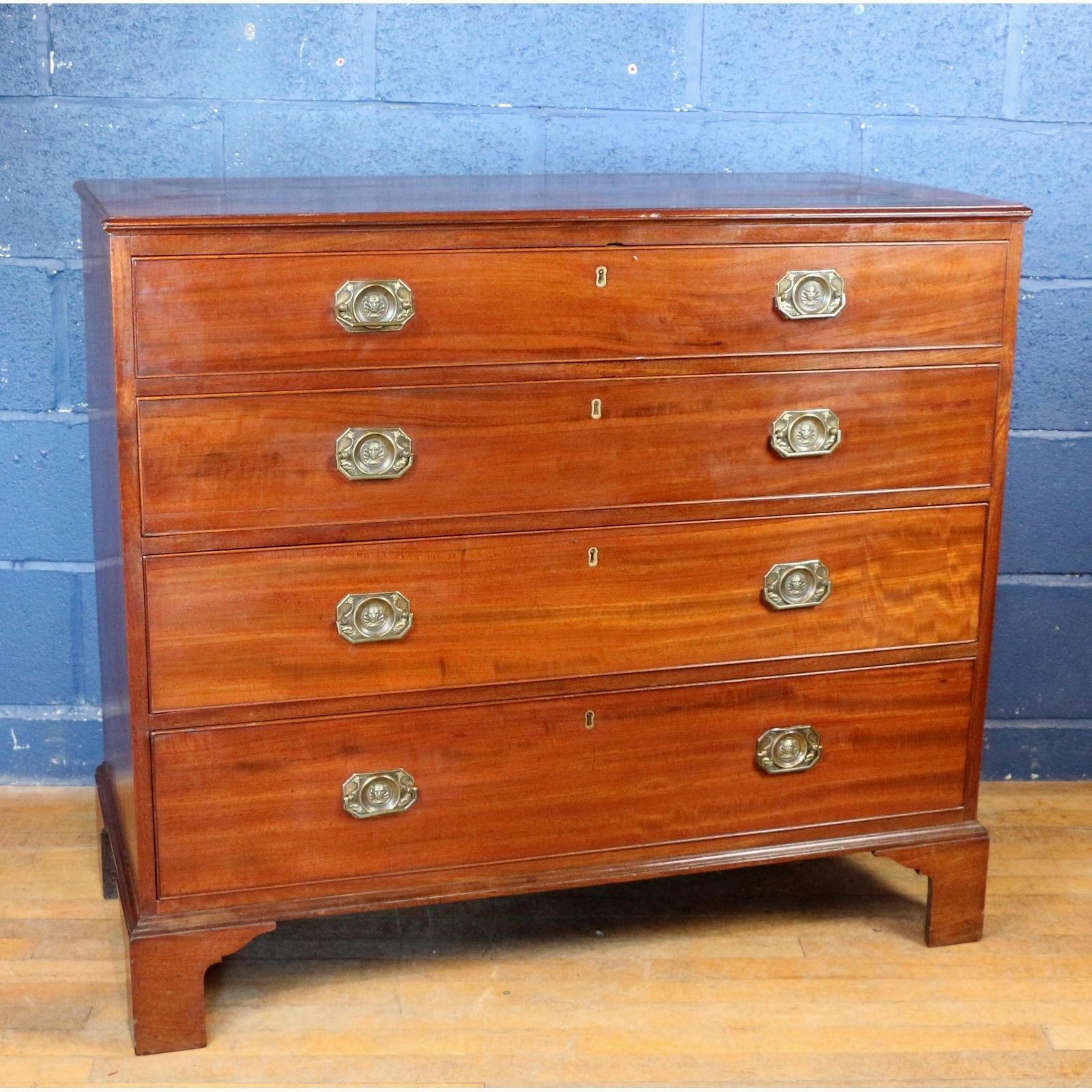 A Quality Georgian Mahogany Graduated Chest Of Four Drawers Raised On Bracket Feet