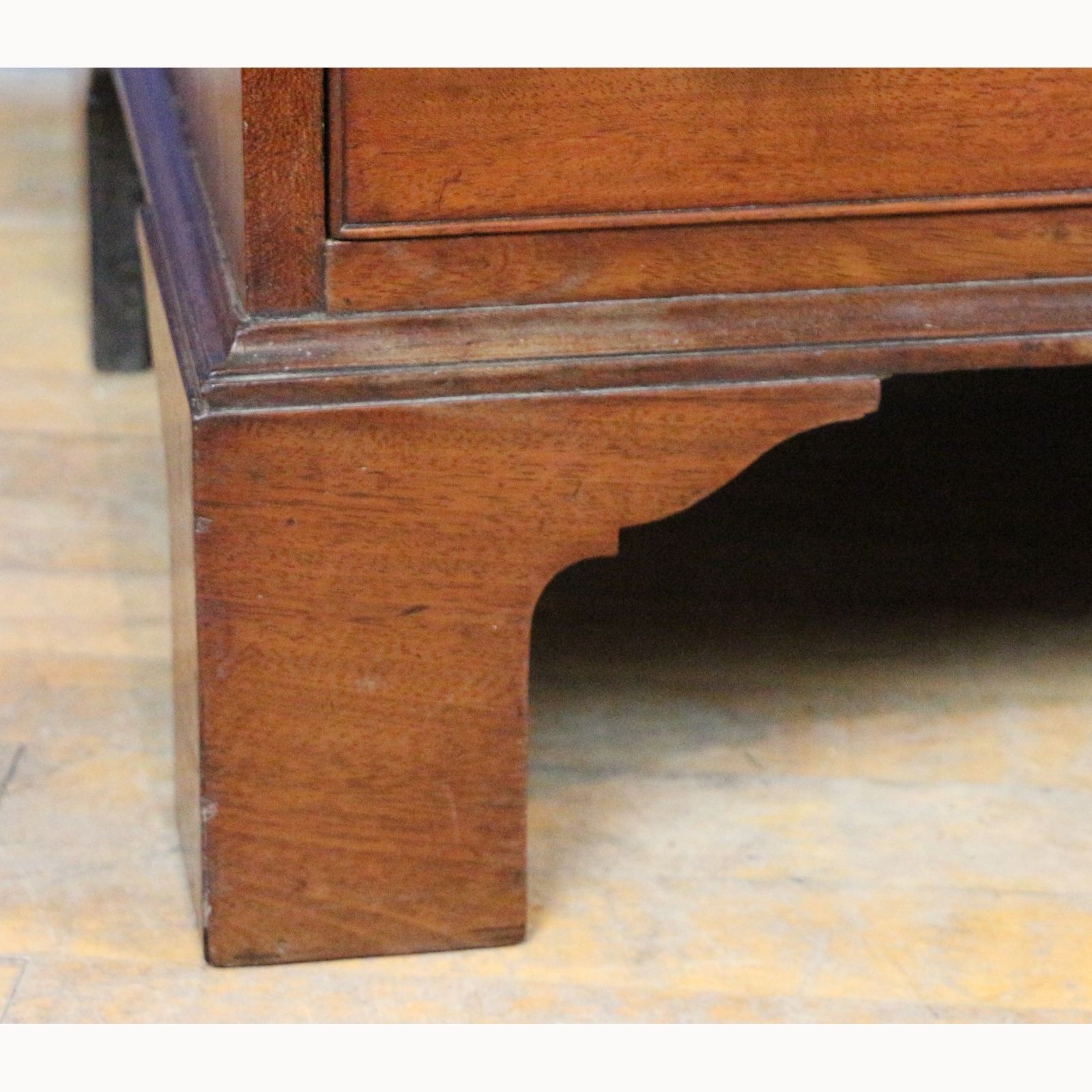 A Quality Georgian Mahogany Graduated Chest Of Four Drawers Raised On Bracket Feet photo vintage