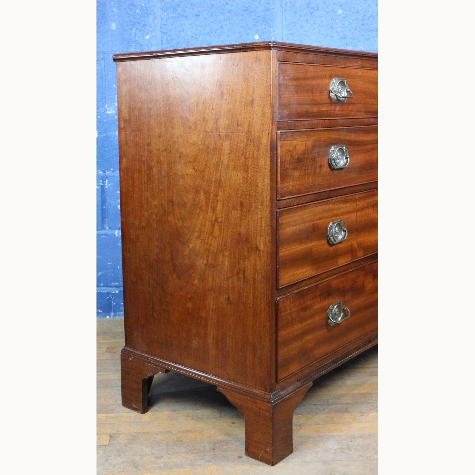 photo furniture A Quality Georgian Mahogany Graduated Chest Of Four Drawers Raised On Bracket Feet