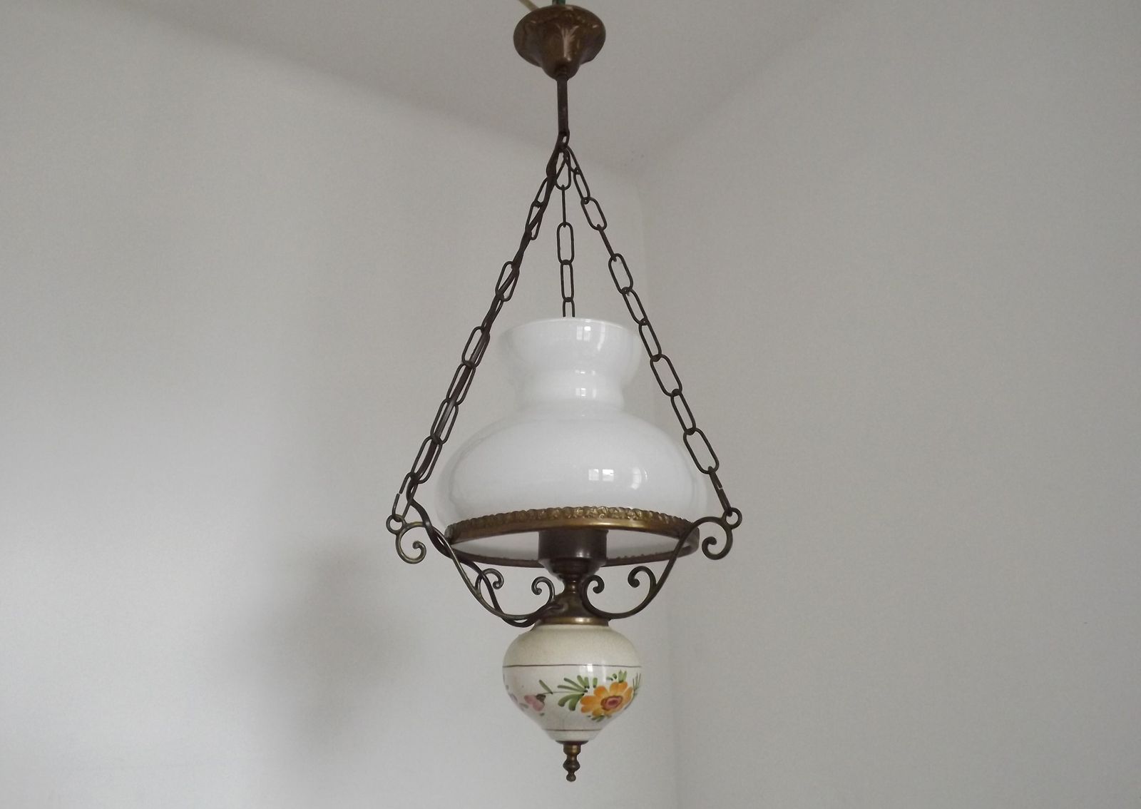 89.0 Lanterne mid-century française, abat-jour en verre opaque, finial floral photo