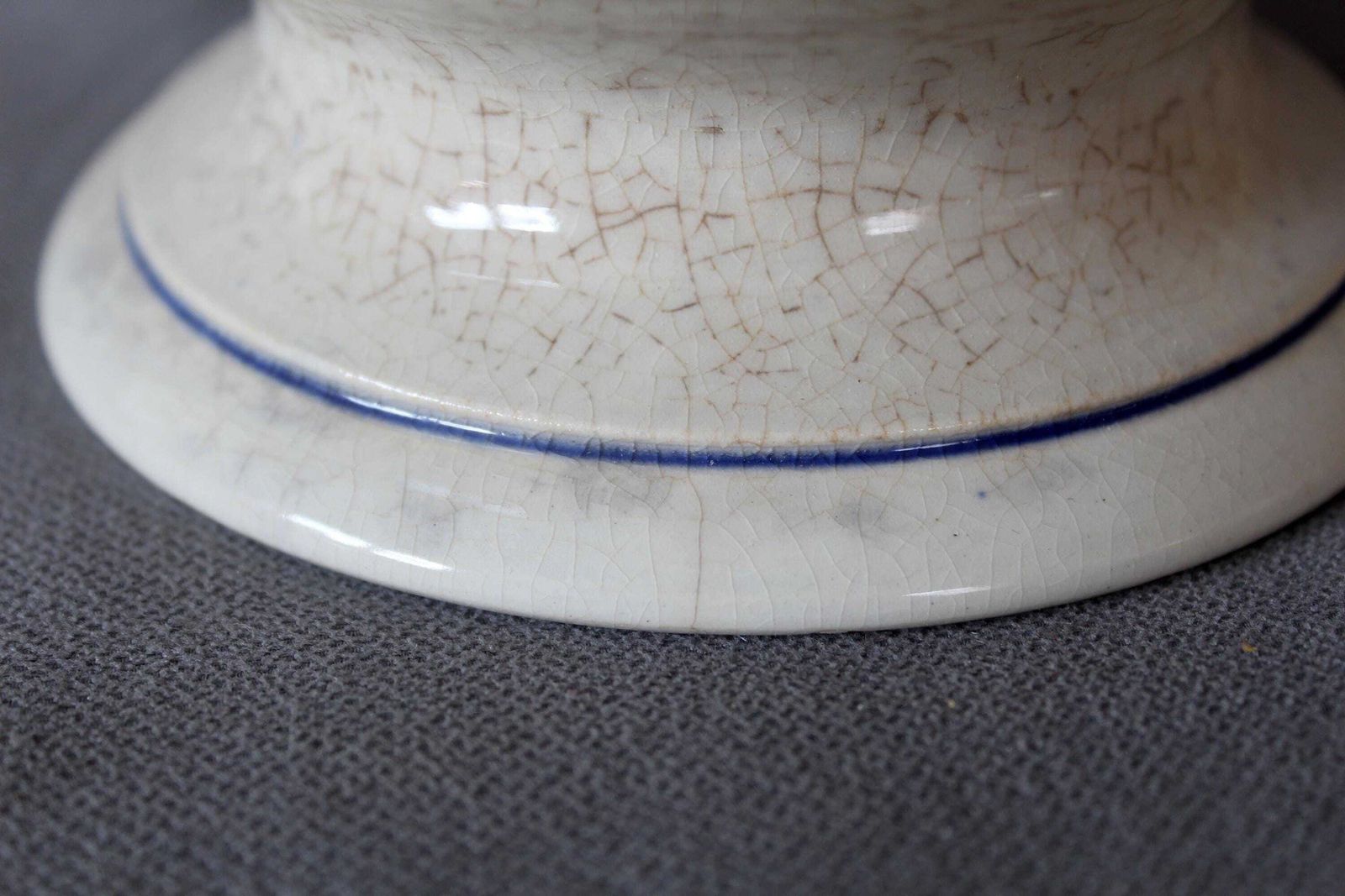 photo for sale Grote Antieke Blauw Witte Keramische Ironstone Soepterrine Met Deksel, Strooibloemmotief, Copenhagen Stijl, Theeverkleuring En Craquelé