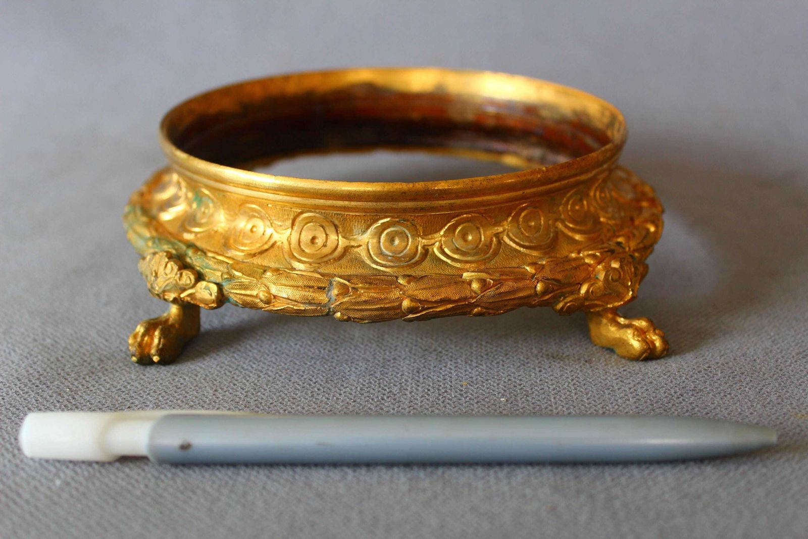 photo furniture Antiek Verguld Bronzen Frans Statief, Trivet, Grote Onderzetter, Plantenstandaard, Siervol, Klauwtjesvoeten, 19e Eeuw, Louis XVI Stijl