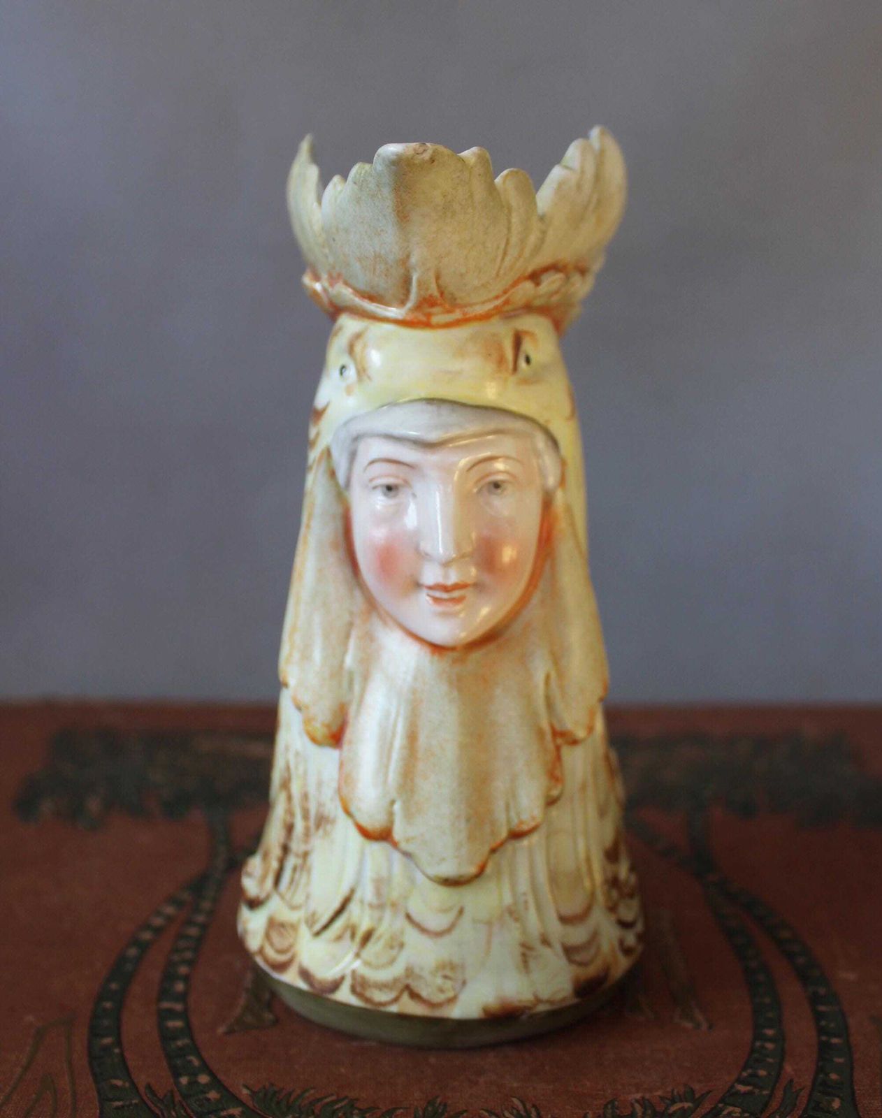 Zeldzame Antieke Porseleinen Figuratieve Roomkannetje Van Schafer & Vater, 19e–Begin 20e Eeuw – Joker Of Gezicht Met Kippenhoed, Kleine Chips photo for sale