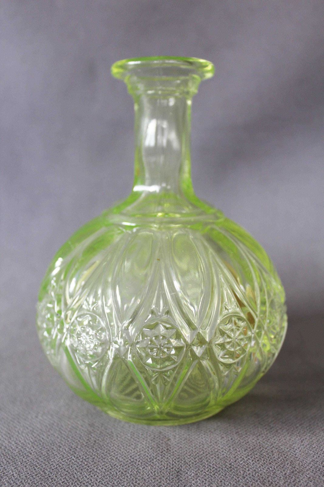 Art Deco Valembert Graffart Val Saint Lambert Water Decanter, Uranium Yellow Green Glass, Bedside Water Carafe, Ouraline photo vintage