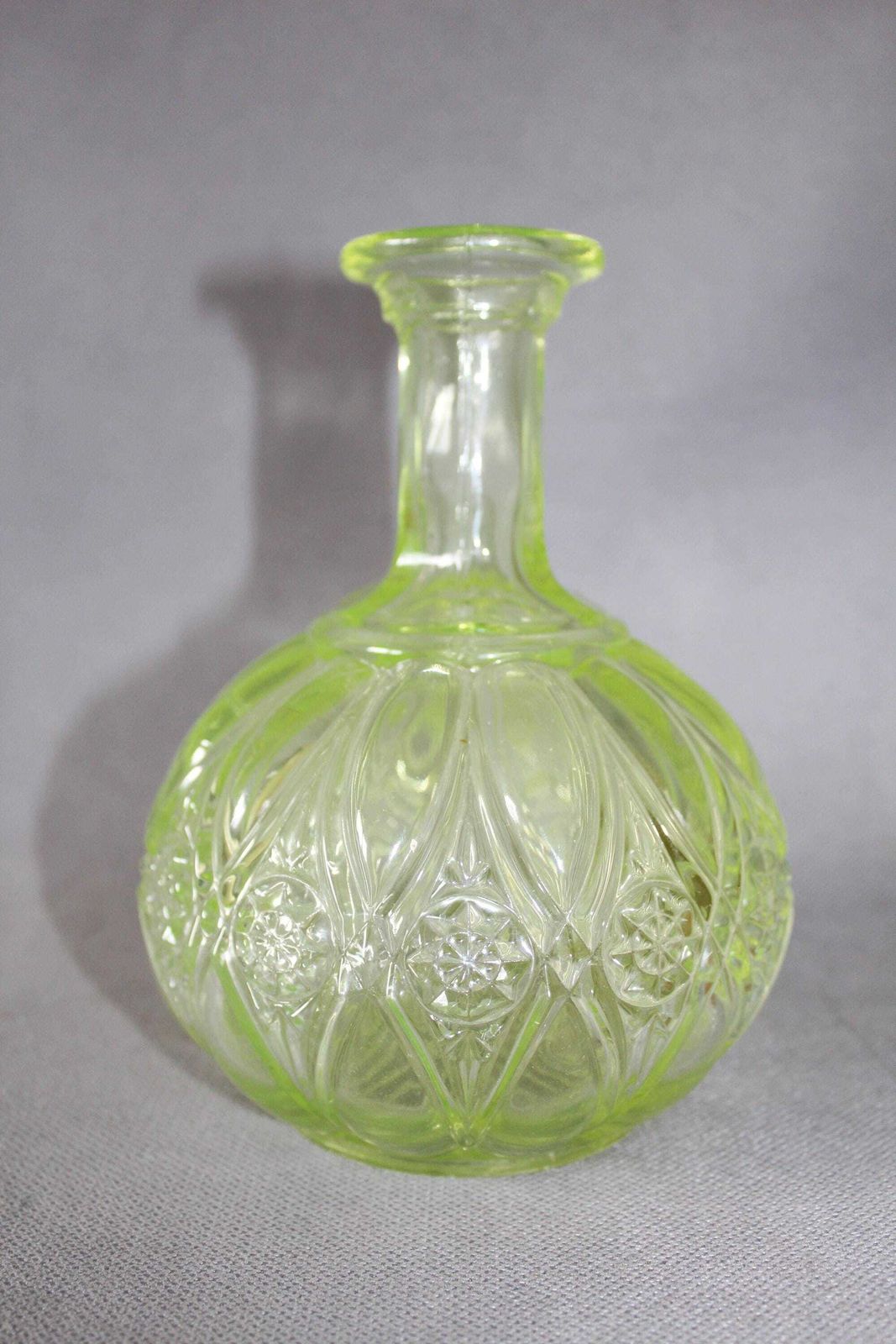 photo furniture Art Deco Valembert Graffart Val Saint Lambert Waterkaraf, Uraniumglas Geel Groen, Nachtkastjekaraf, Ouraline