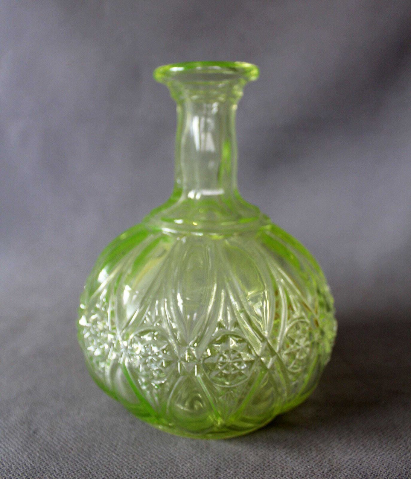 100.0 Art Deco Valembert Graffart Val Saint Lambert Water Decanter, Uranium Yellow Green Glass, Bedside Water Carafe, Ouraline photo
